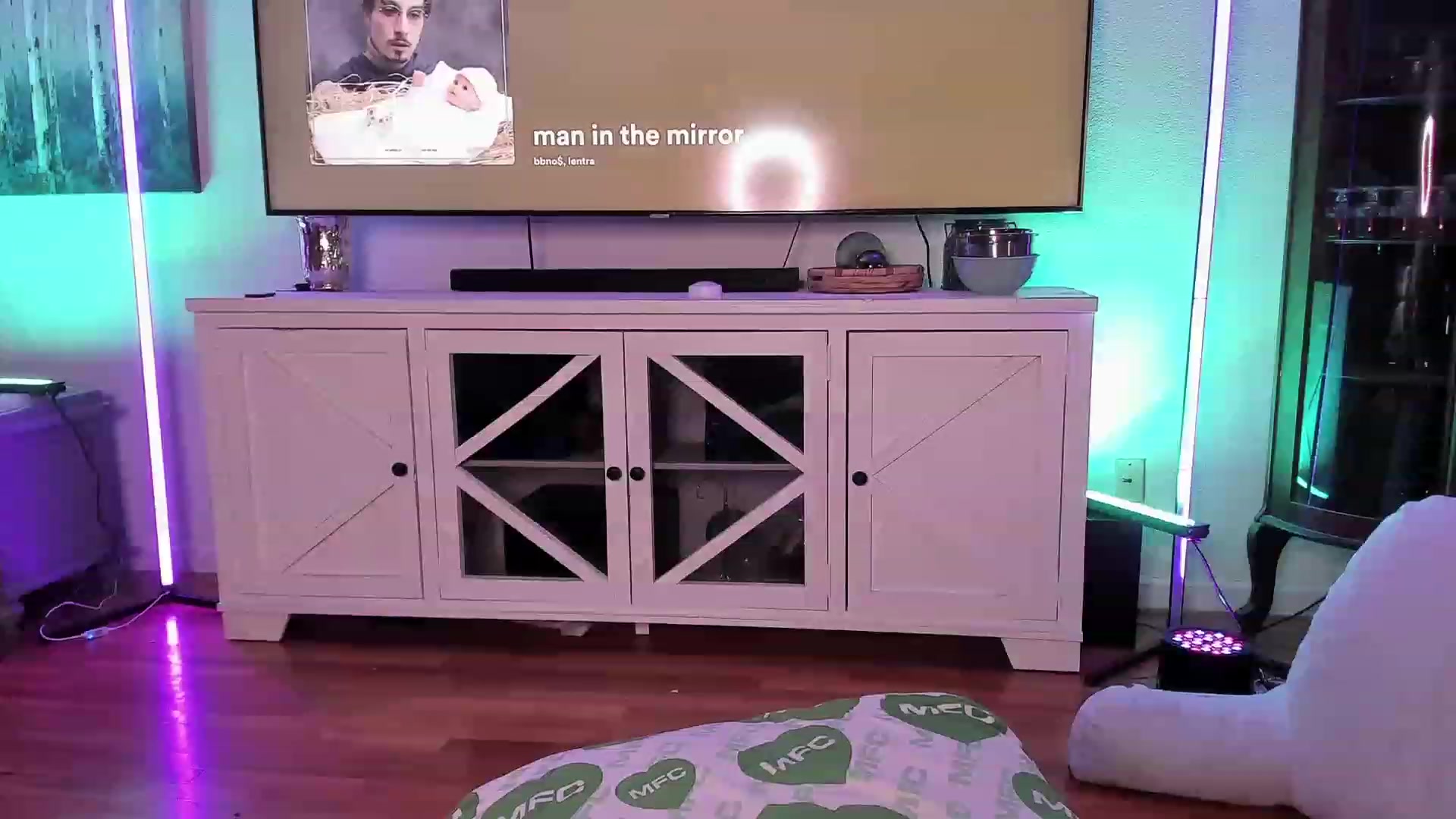 Gallery image thumbnail from mari_jae's myfreecams stream on, 07/04/2023, 09:20 image 12 of 20