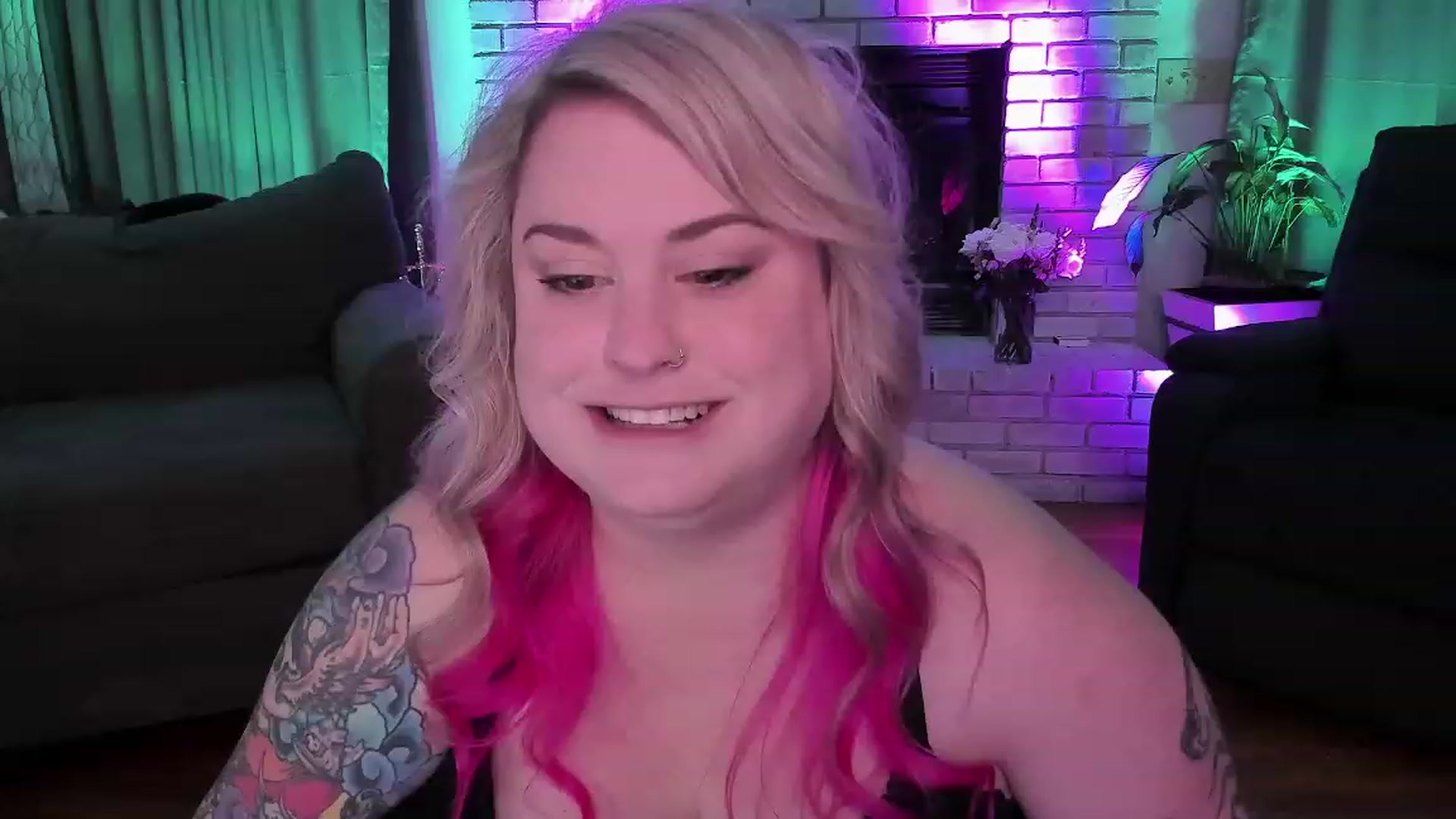 Gallery image thumbnail from mari_jae's myfreecams stream on, 07/09/2023, 08:47 image 7 of 20