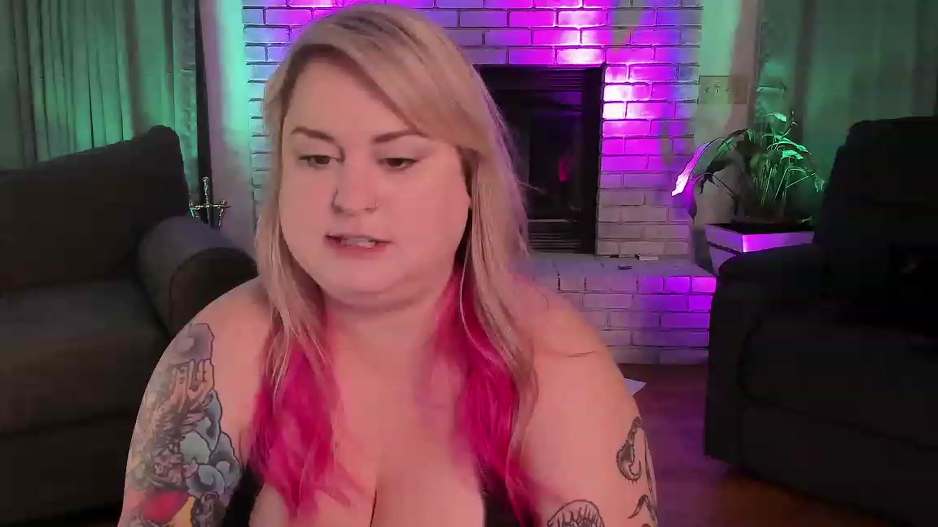 Gallery image thumbnail from mari_jae's myfreecams stream on, 07/17/2023, 06:38 image 12 of 20