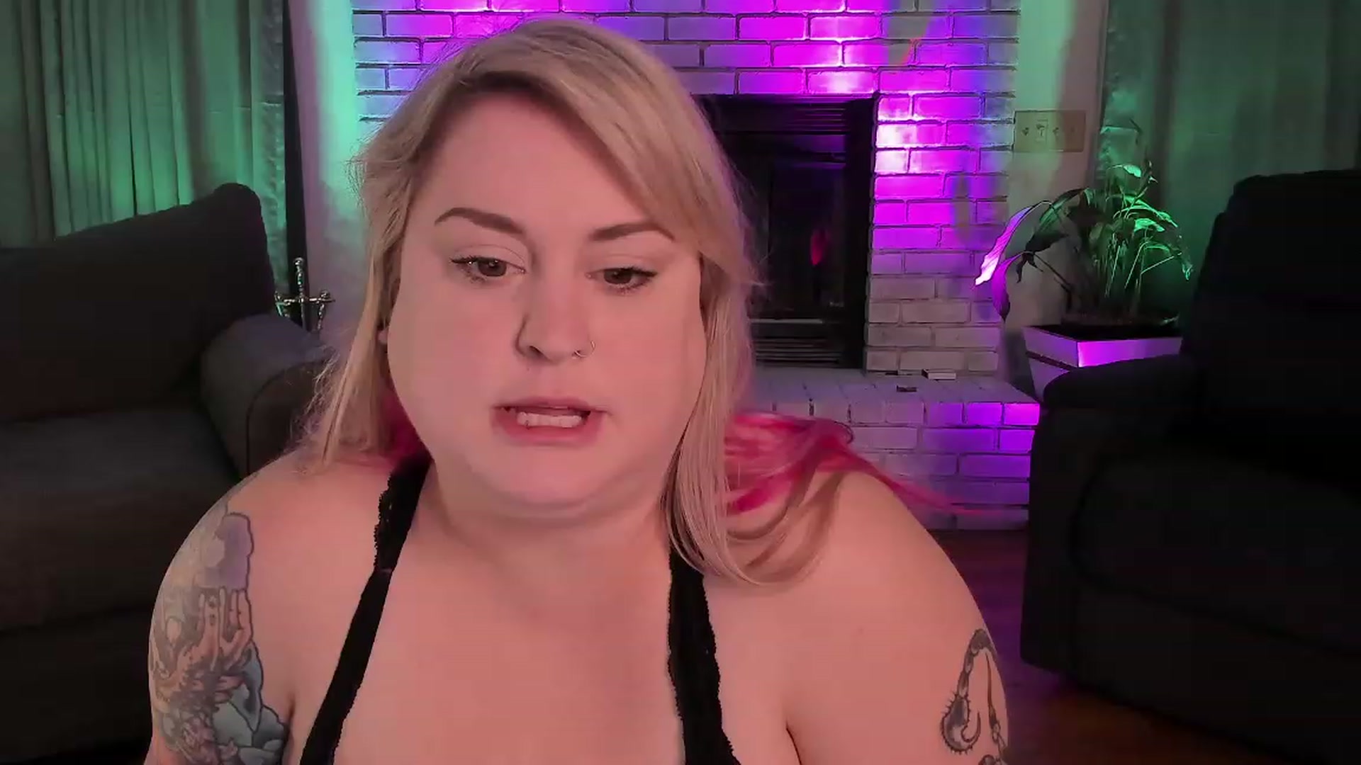 Gallery image thumbnail from mari_jae's myfreecams stream on, 07/17/2023, 06:38 image 3 of 20