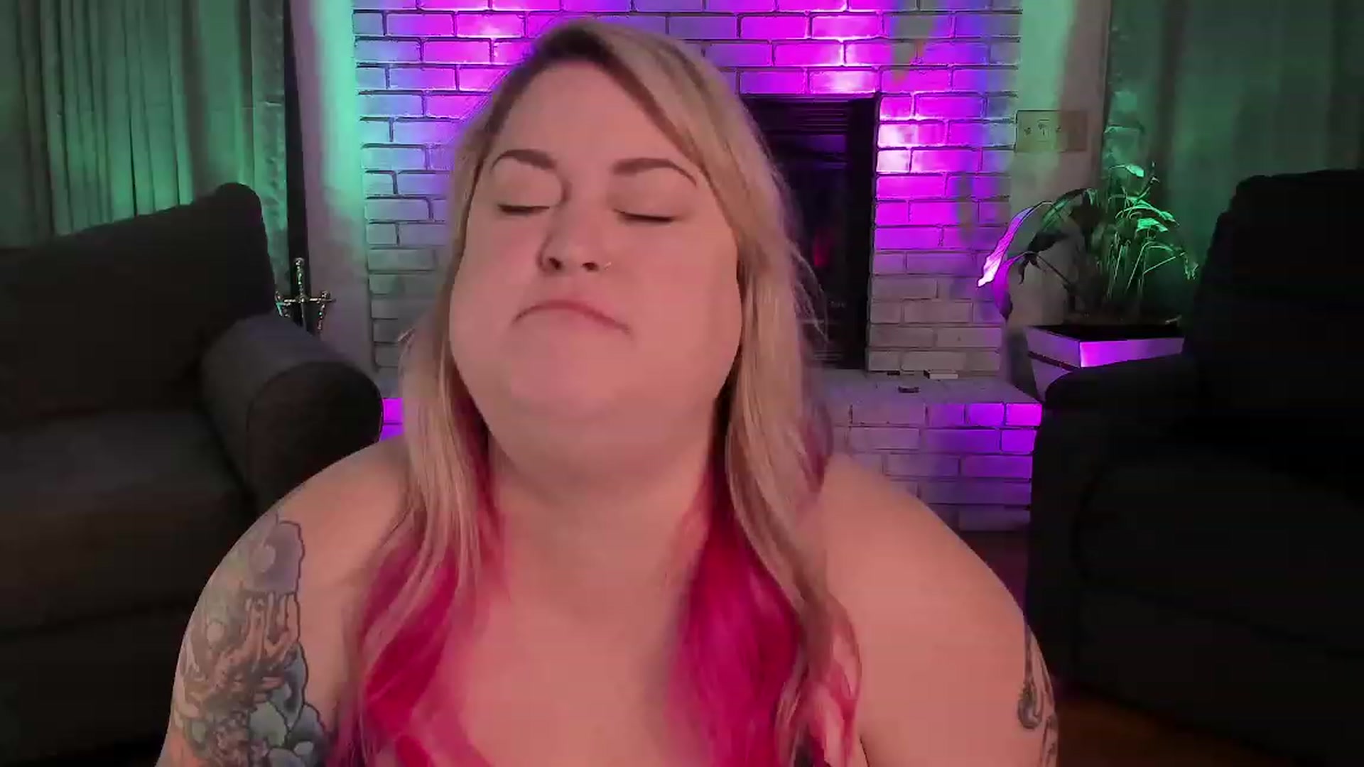 Gallery image thumbnail from mari_jae's myfreecams stream on, 07/17/2023, 06:38 image 8 of 20