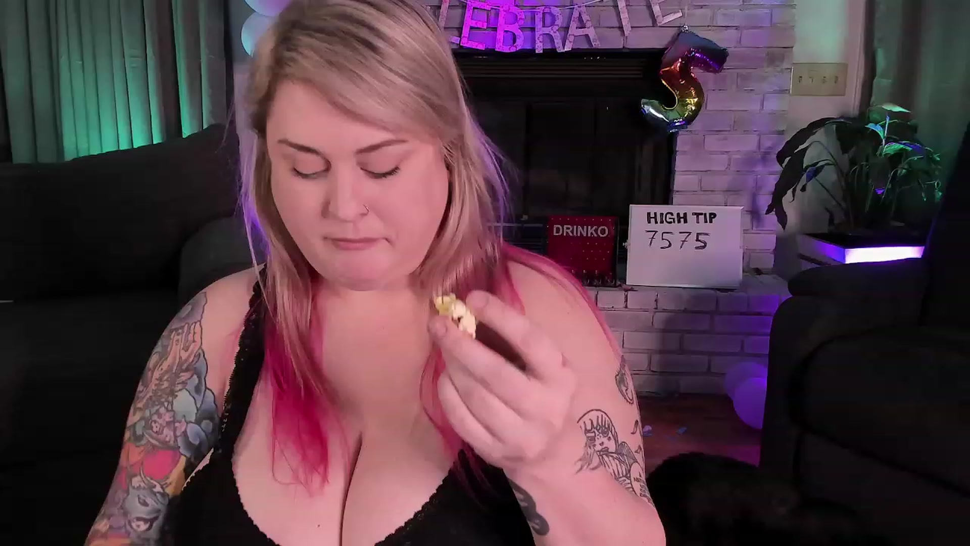 Gallery image thumbnail from mari_jae's myfreecams stream on, 08/21/2023, 07:37 image 9 of 20