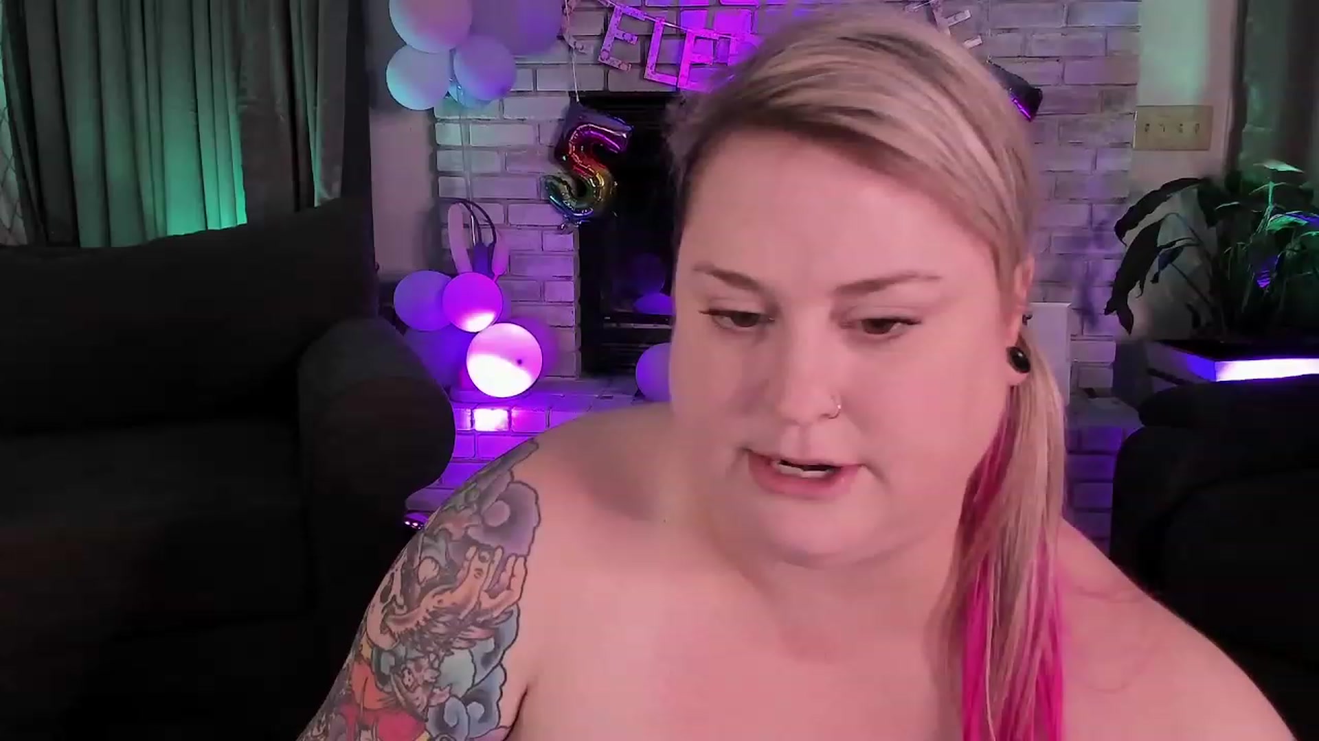 Gallery image thumbnail from mari_jae's myfreecams stream on, 08/23/2023, 07:43 image 8 of 20