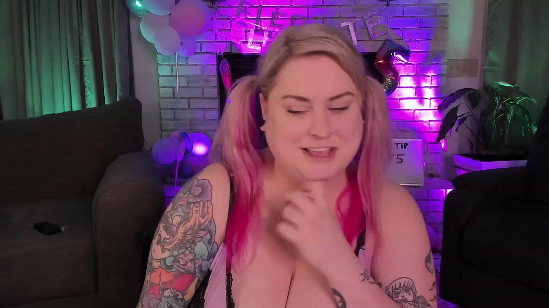 Gallery image thumbnail from mari_jae's myfreecams stream on, 08/29/2023, 07:49 image 15 of 20