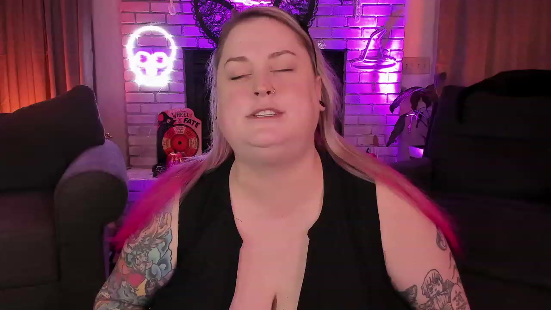 Gallery image thumbnail from mari_jae's myfreecams stream on, 10/15/2023, 12:11 image 9 of 20
