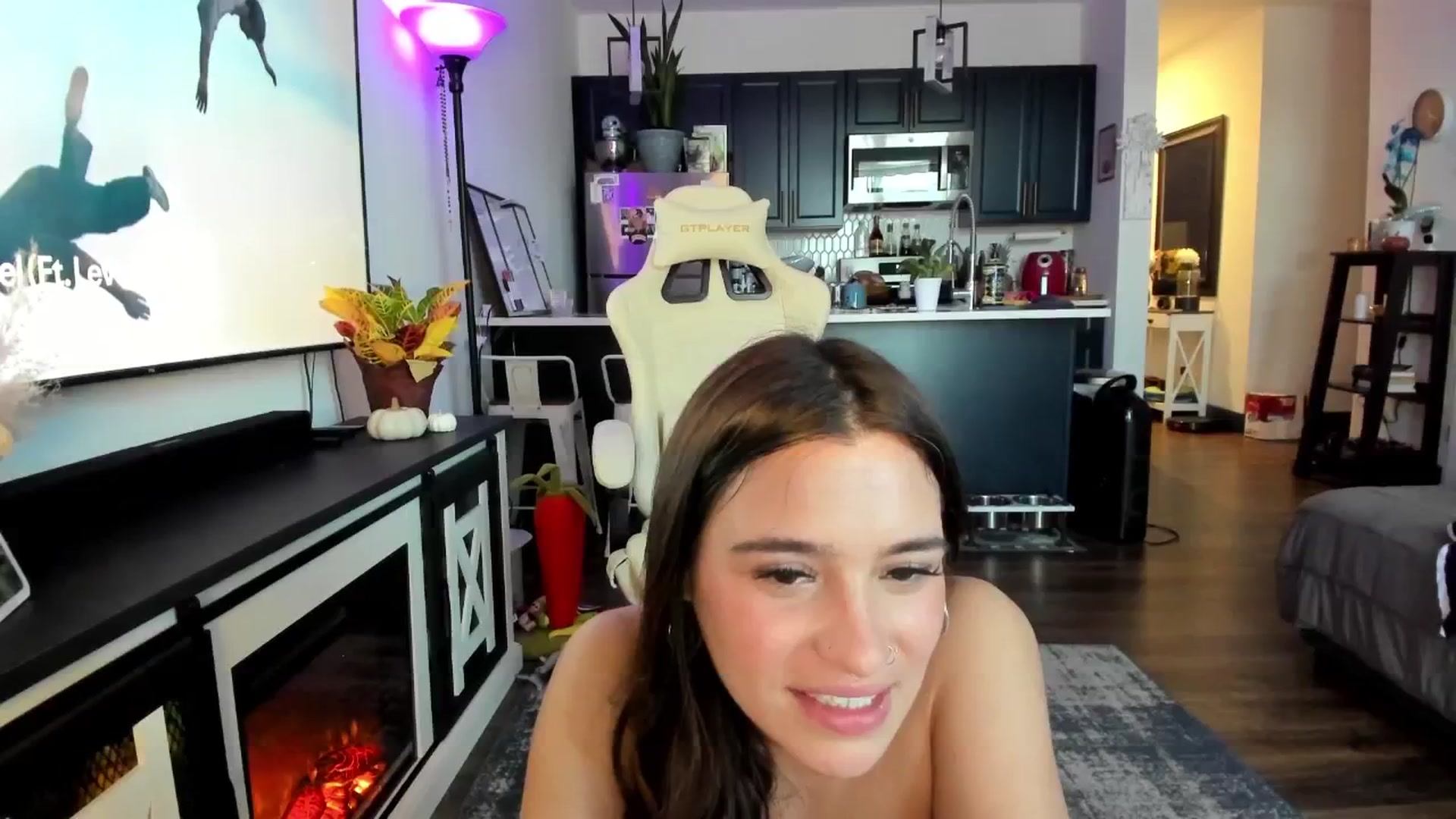 Gallery image thumbnail from marymartinez's myfreecams stream on, 10/21/2024, 20:07 image 18 of 20