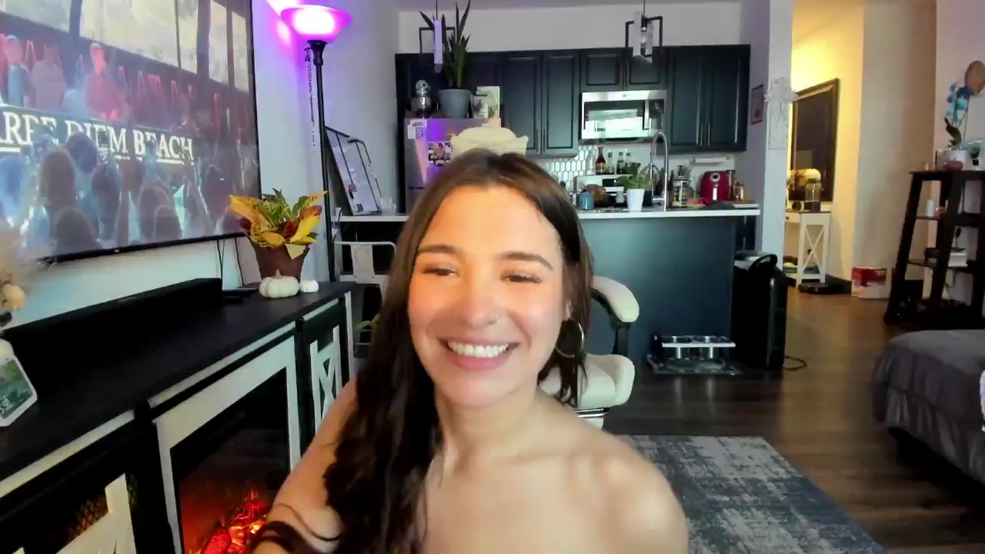 Gallery image thumbnail from marymartinez's myfreecams stream on, 10/21/2024, 20:07 image 16 of 20