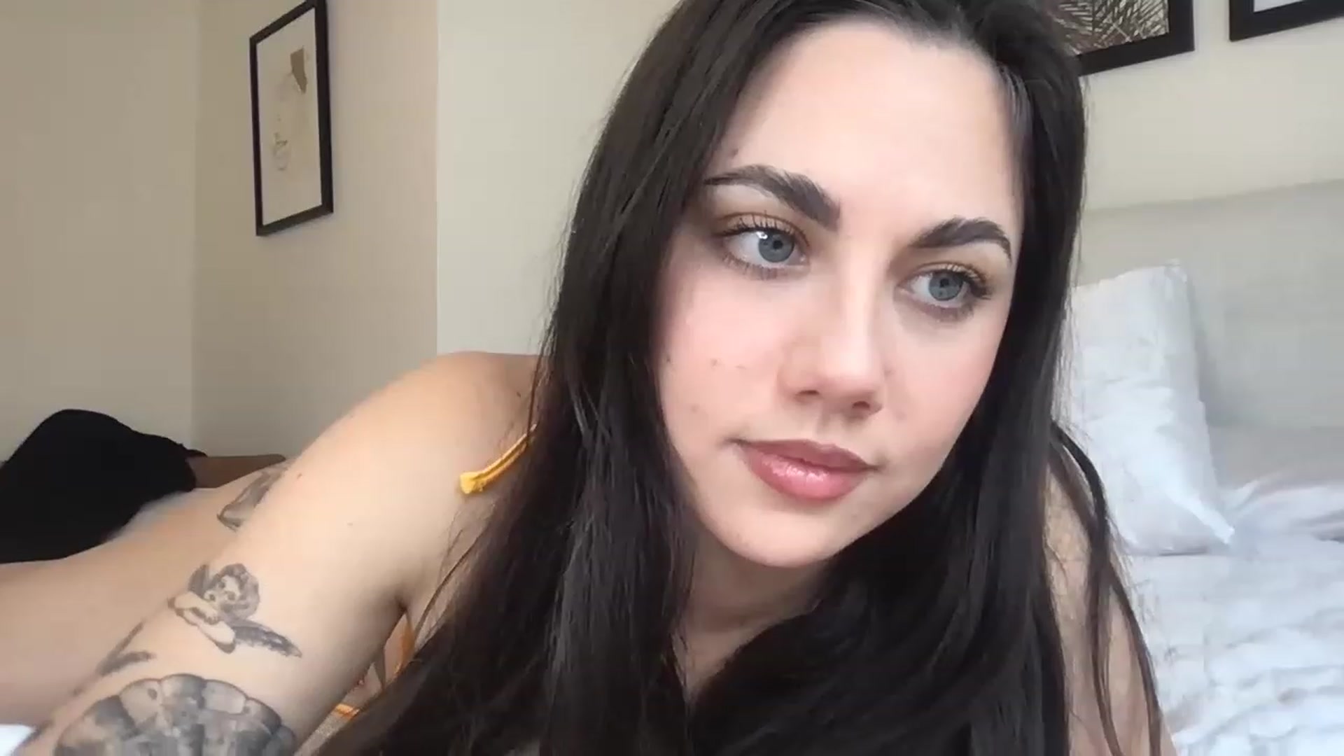 Gallery image thumbnail from marynotvirgin's myfreecams stream on, 04/22/2023, 21:00 image 2 of 20