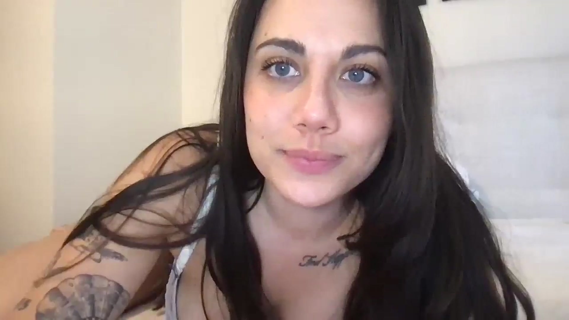 Gallery image thumbnail from marynotvirgin's myfreecams stream on, 08/10/2023, 22:32 image 15 of 20