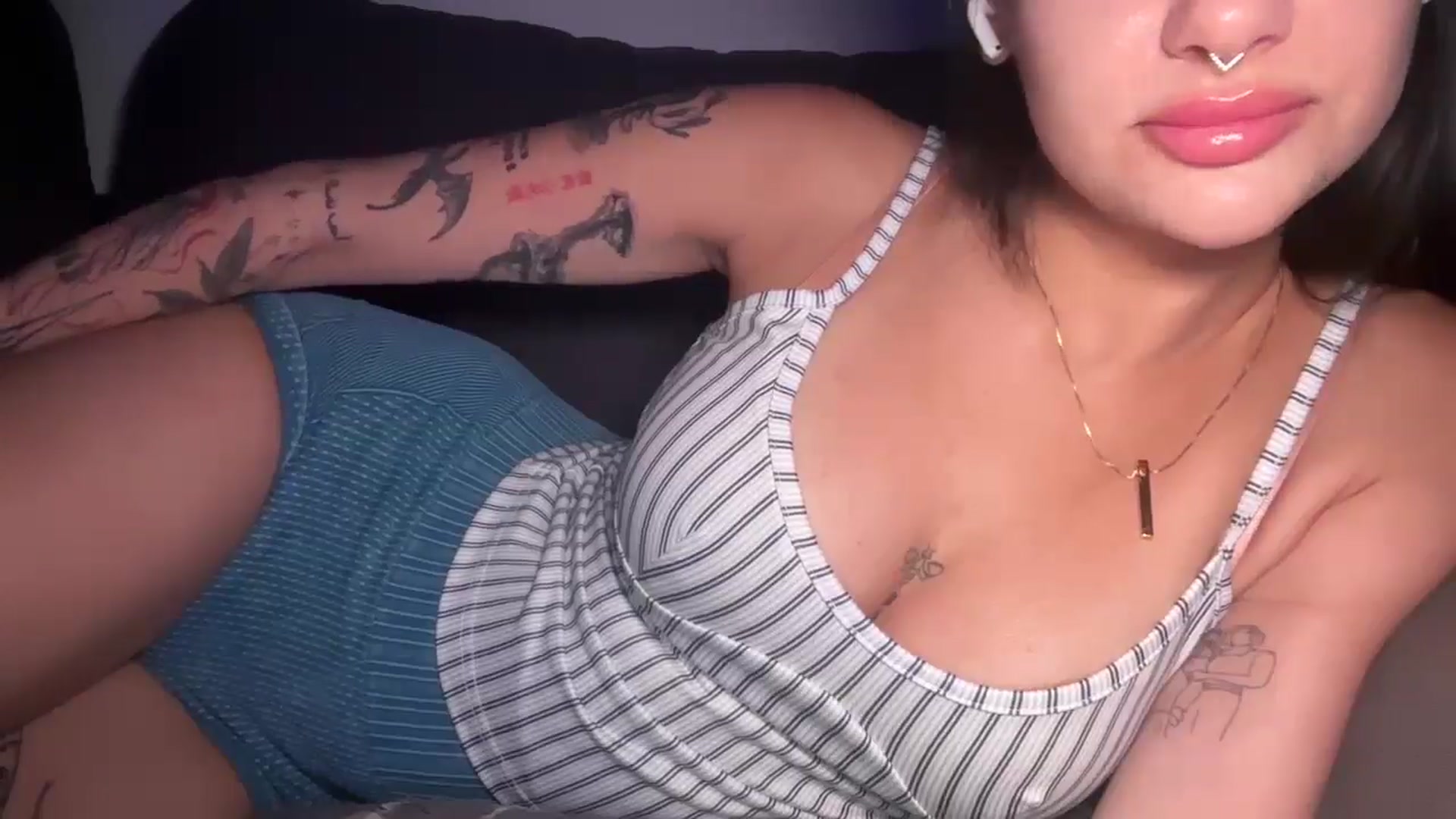 Gallery image thumbnail from mayflowers's myfreecams stream on, 01/21/2026, 08:05 image 8 of 20