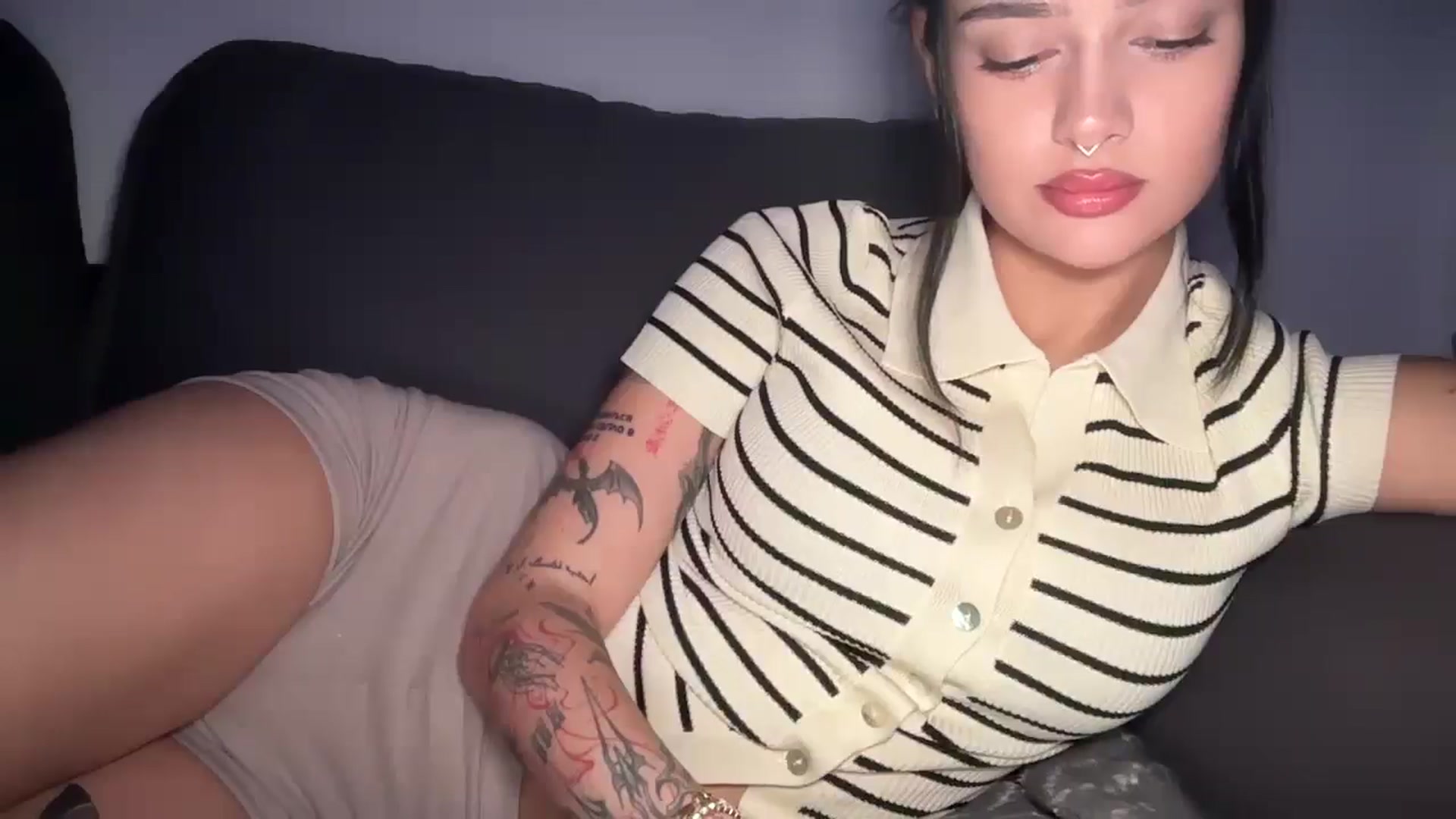 Gallery image thumbnail from mayflowers's myfreecams stream on, 03/16/2026, 04:40 image 18 of 20