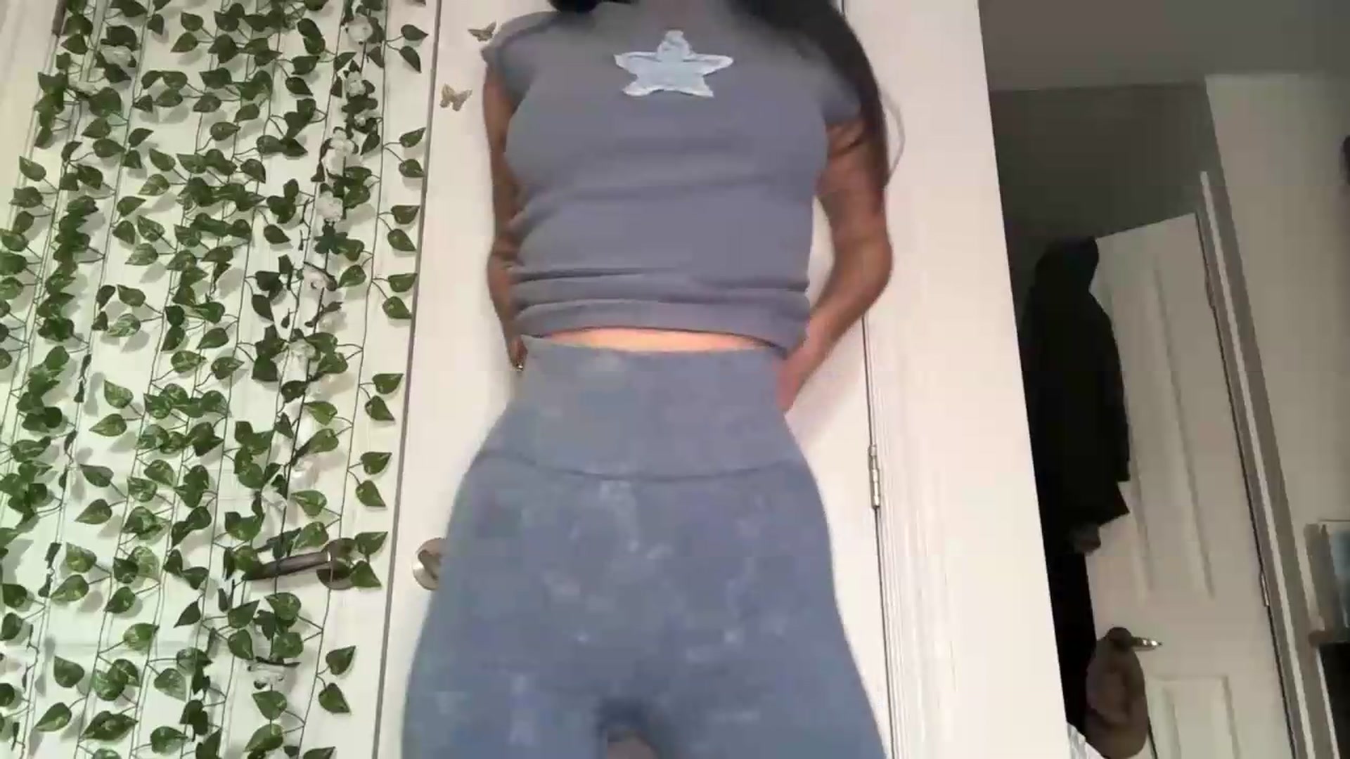 Gallery image thumbnail from mayflowers's myfreecams stream on, 05/15/2026, 23:40 image 17 of 20