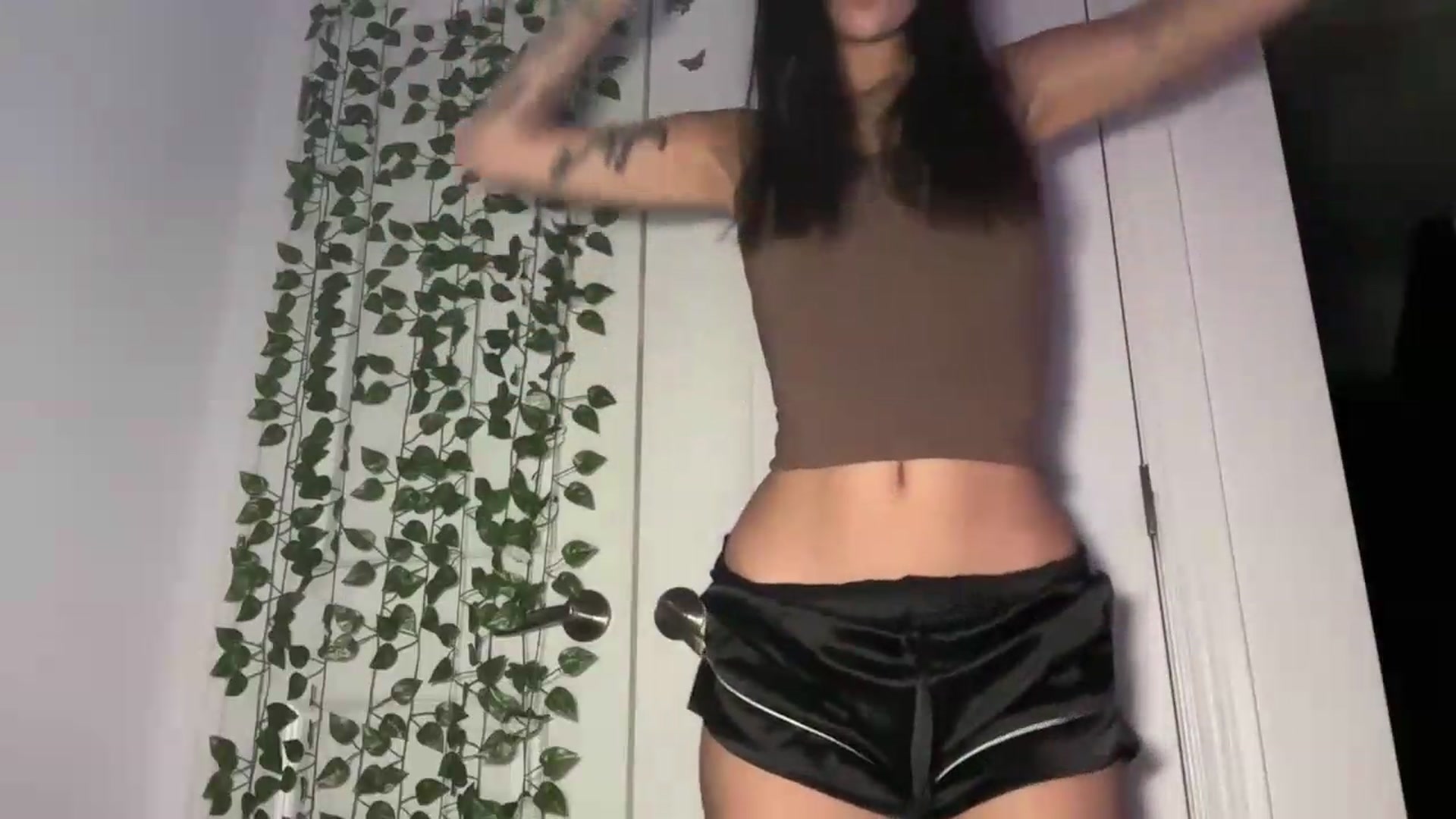 Gallery image thumbnail from mayflowers's myfreecams stream on, 05/22/2026, 06:00 image 4 of 20