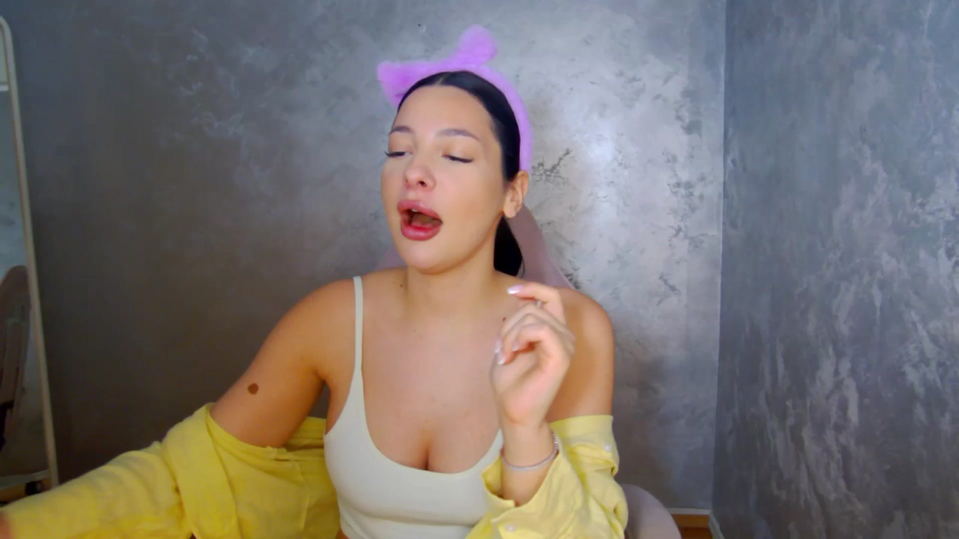 Gallery image thumbnail from meliiis_'s myfreecams stream on, 04/06/2026, 15:47 image 1 of 20