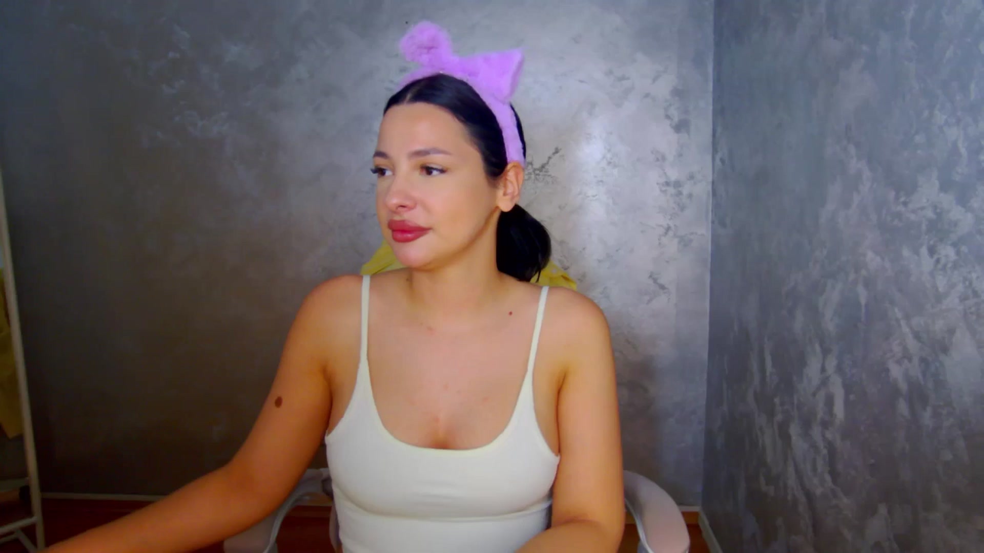 Gallery image thumbnail from meliiis_'s myfreecams stream on, 04/06/2026, 19:05 image 17 of 20