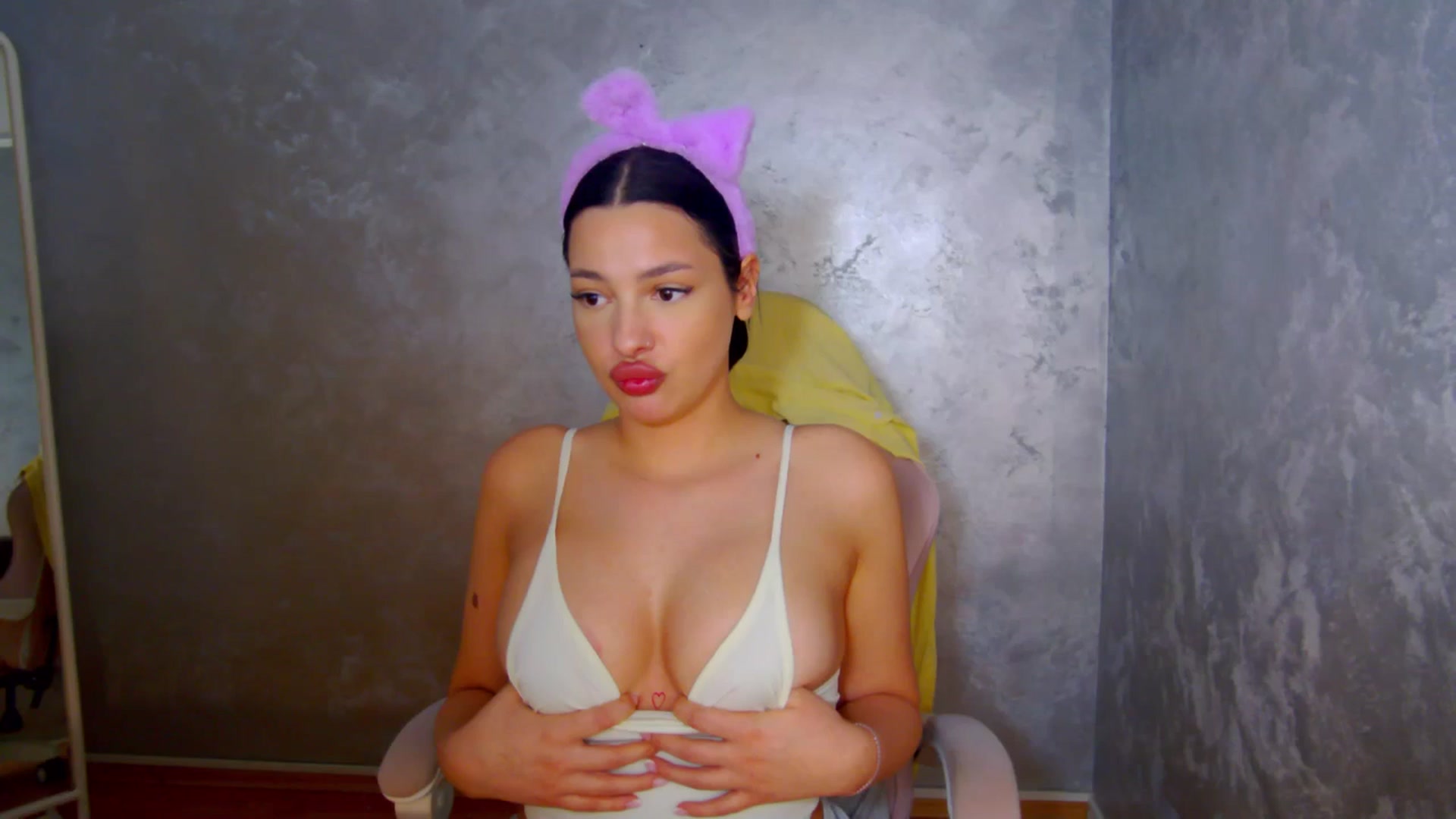 Gallery image thumbnail from meliiis_'s myfreecams stream on, 04/06/2026, 19:05 image 8 of 20