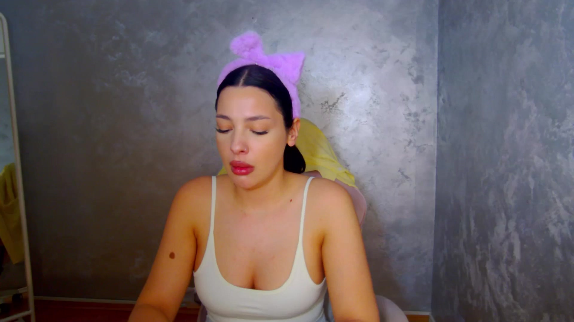 Gallery image thumbnail from meliiis_'s myfreecams stream on, 04/06/2026, 19:05 image 16 of 20
