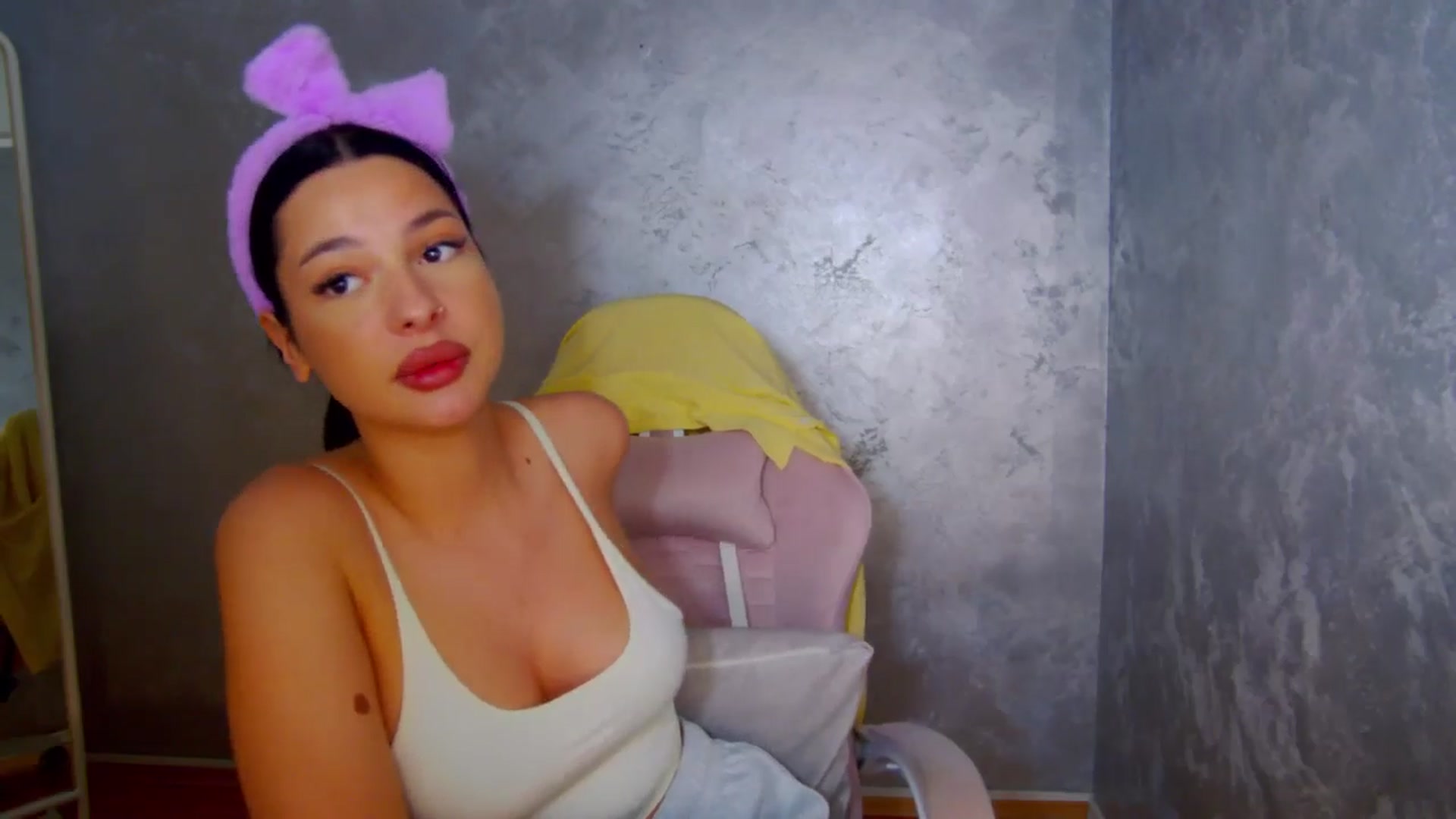 Gallery image thumbnail from meliiis_'s myfreecams stream on, 04/06/2026, 19:05 image 13 of 20