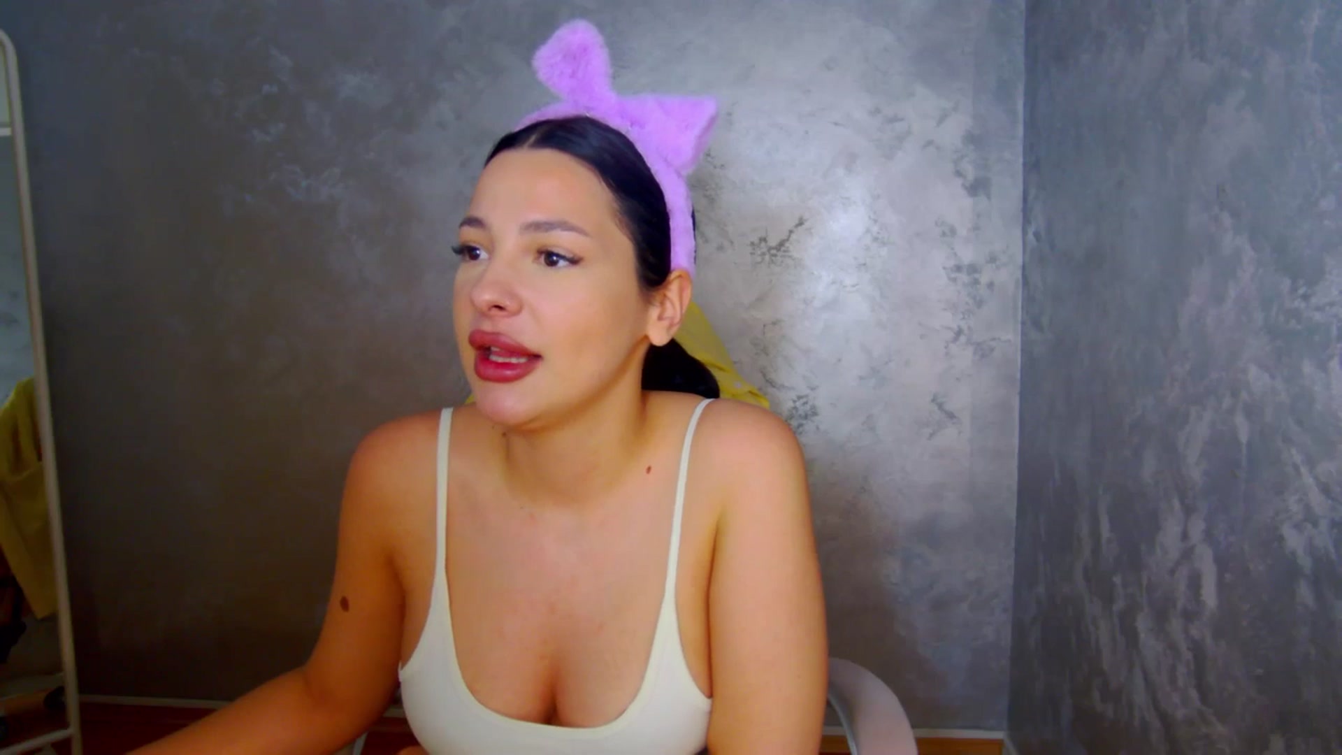 Gallery image thumbnail from meliiis_'s myfreecams stream on, 04/06/2026, 19:05 image 14 of 20