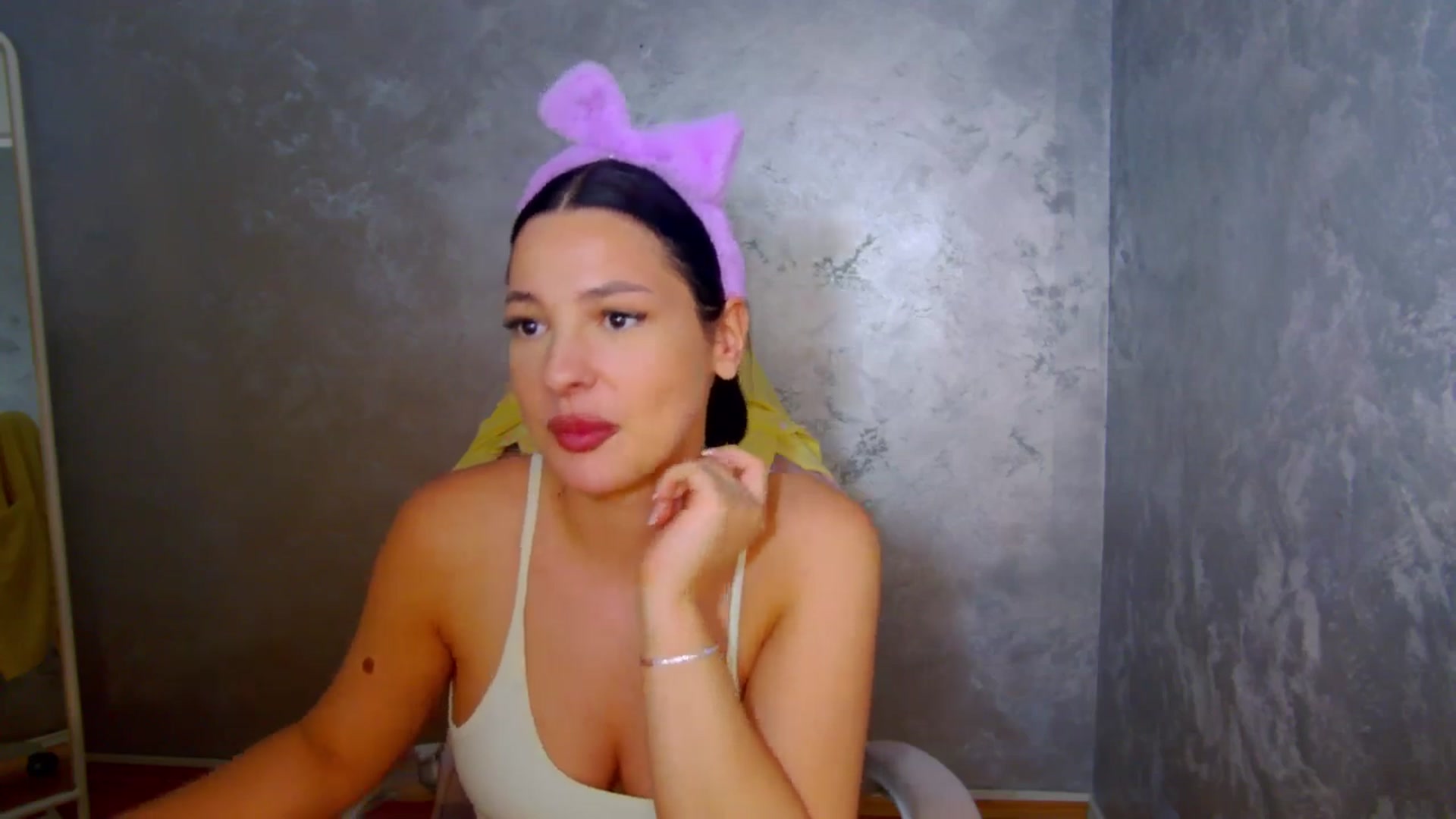 Gallery image thumbnail from meliiis_'s myfreecams stream on, 04/06/2026, 19:05 image 9 of 20