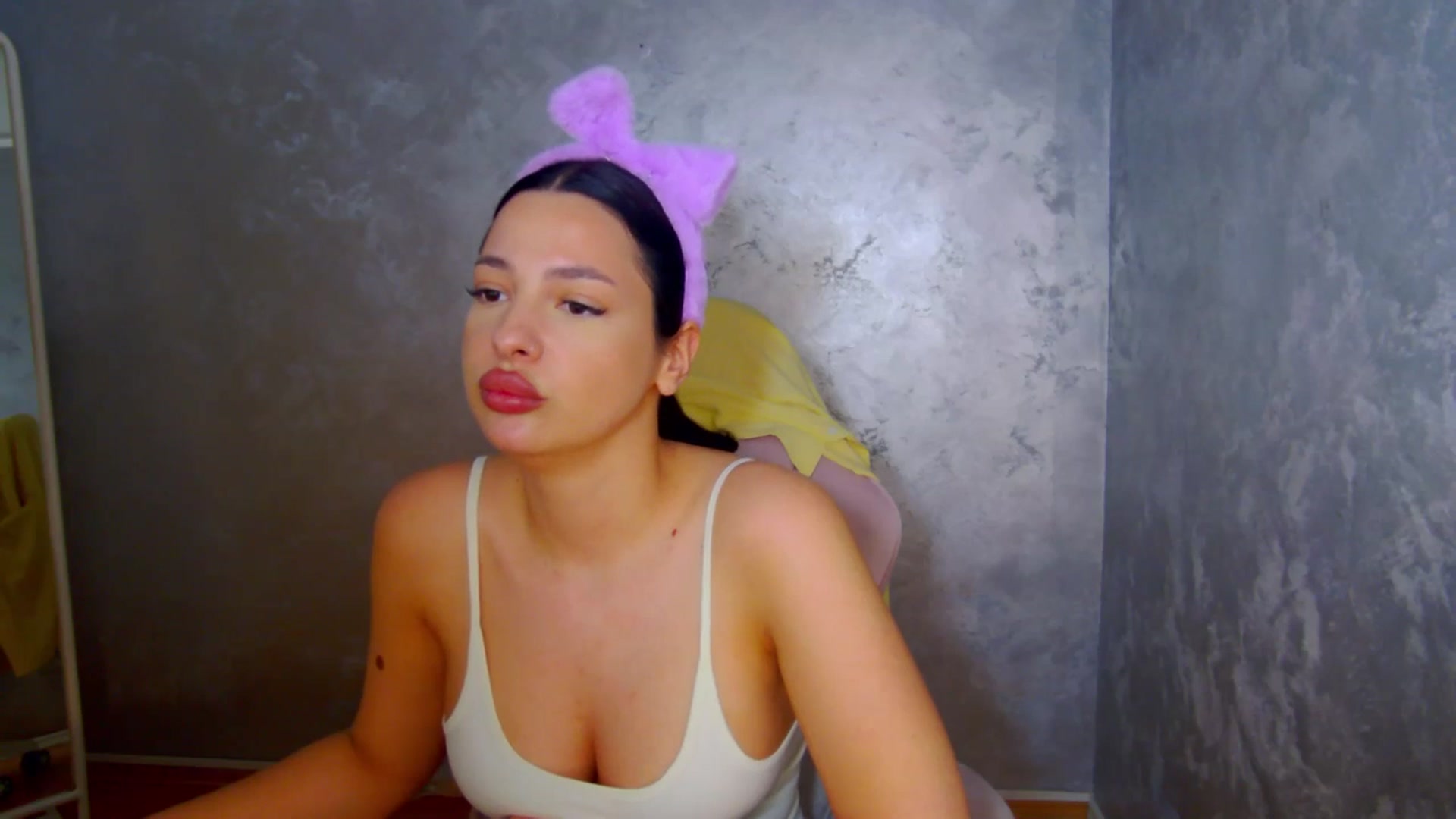 Gallery image thumbnail from meliiis_'s myfreecams stream on, 04/06/2026, 19:05 image 15 of 20