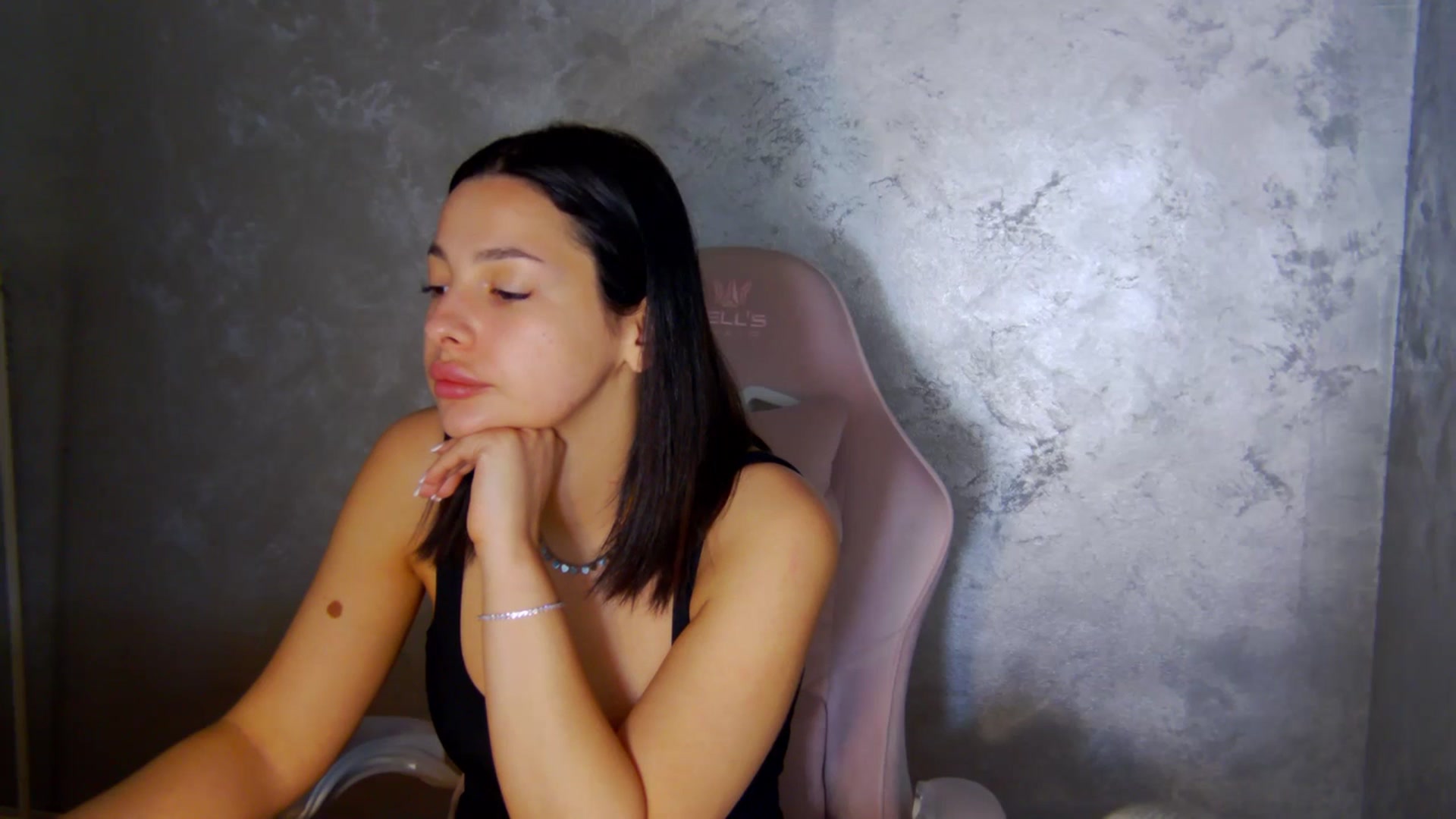 Gallery image thumbnail from meliiis_'s myfreecams stream on, 04/20/2026, 14:46 image 14 of 20