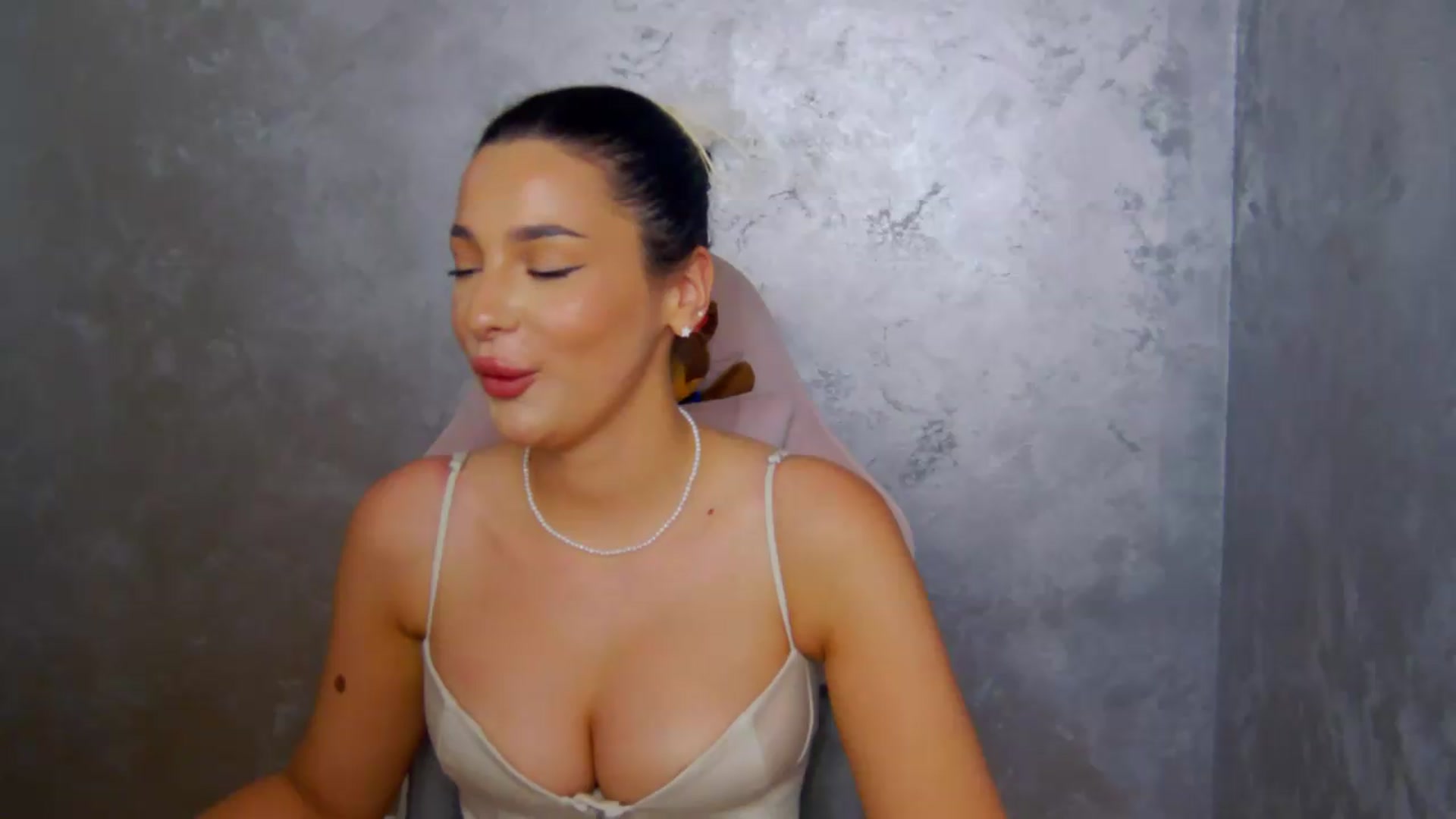 Gallery image thumbnail from meliiis_'s myfreecams stream on, 05/27/2026, 15:01 image 16 of 20