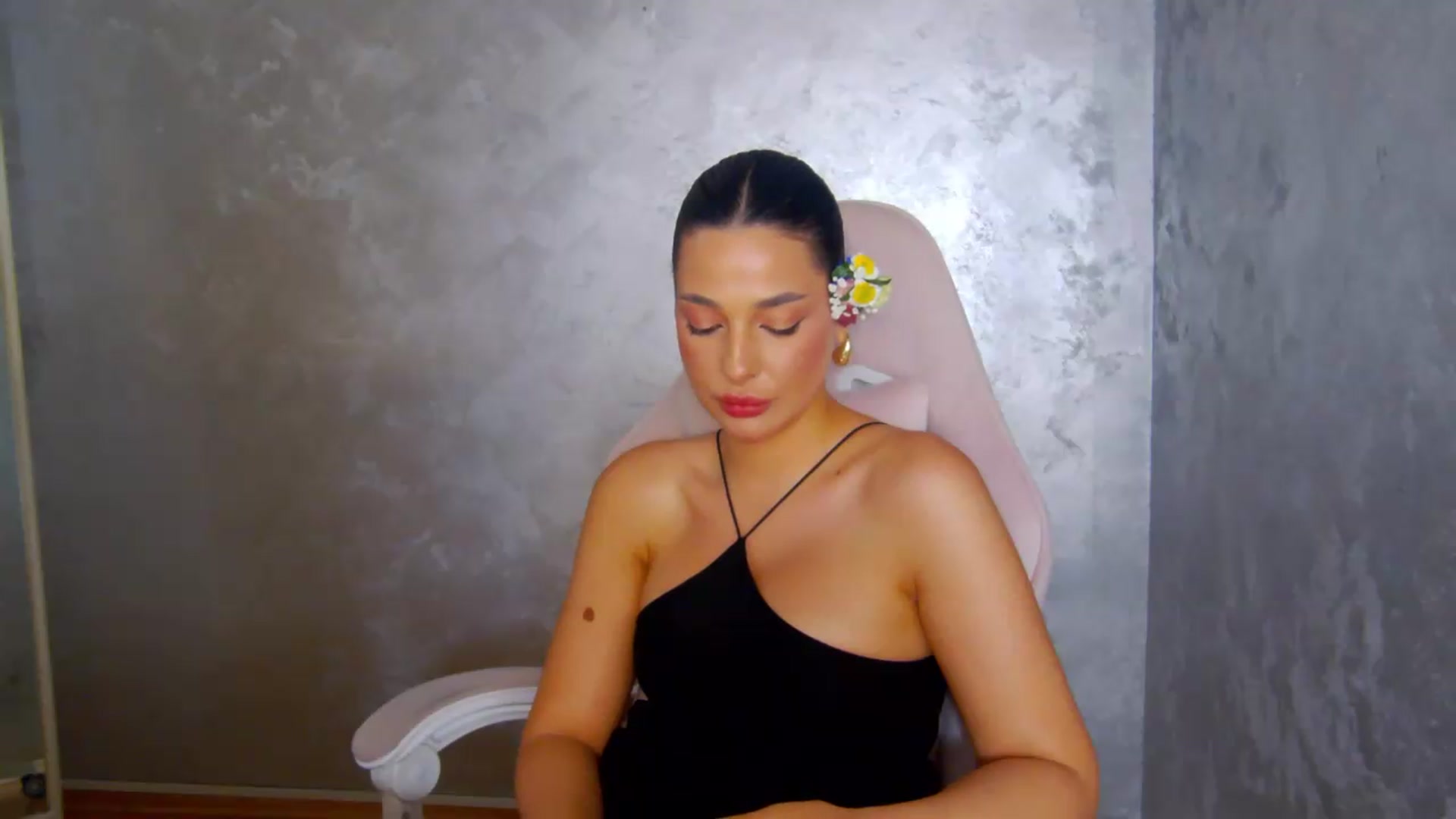 Gallery image thumbnail from meliiis_'s myfreecams stream on, 05/29/2026, 19:01 image 16 of 20