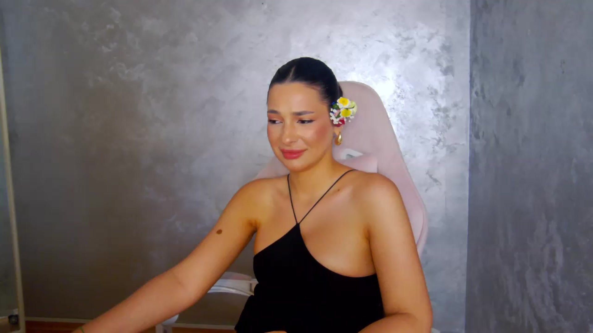 Gallery image thumbnail from meliiis_'s myfreecams stream on, 05/29/2026, 19:01 image 14 of 20