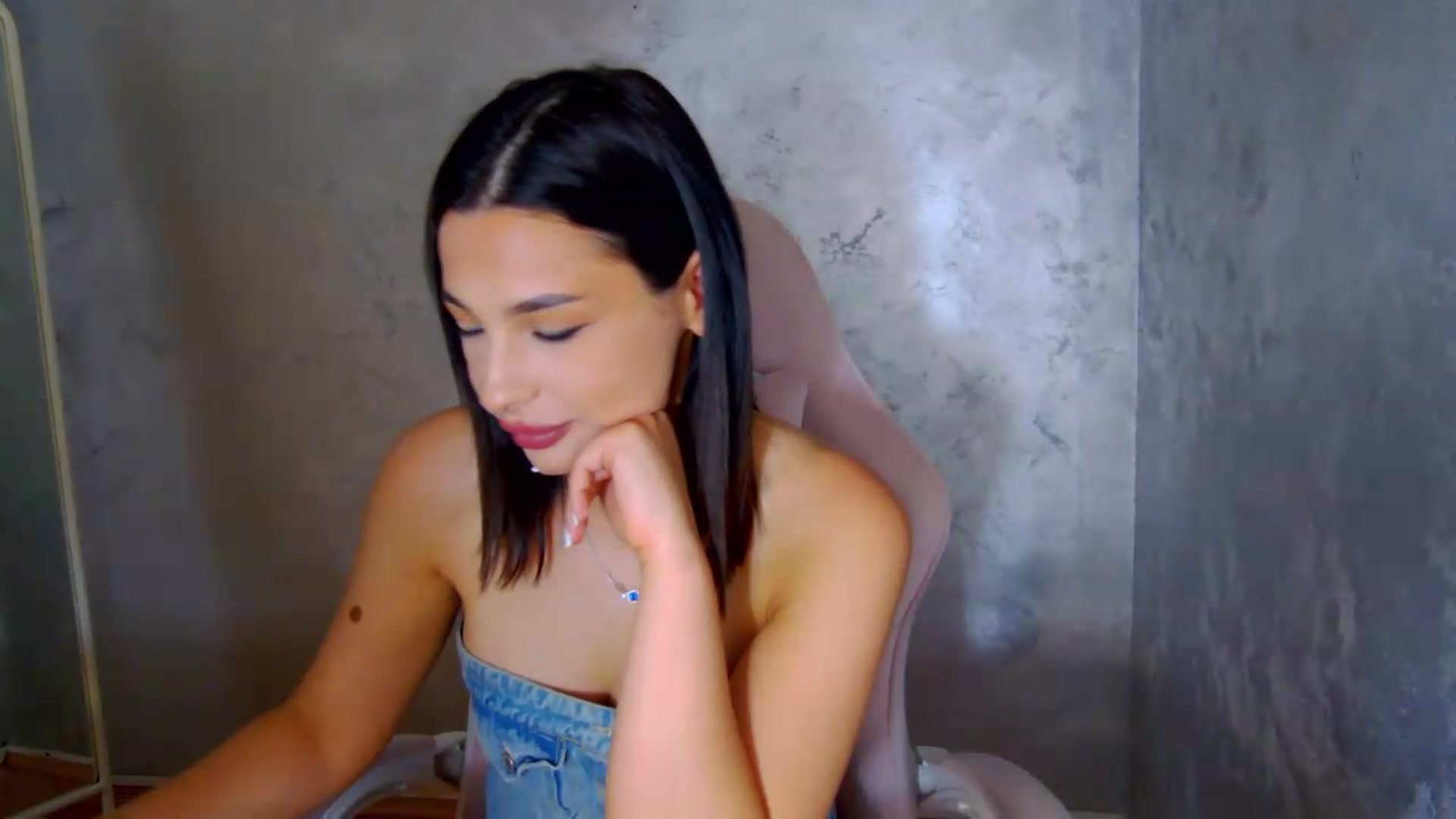 Gallery image thumbnail from meliiis_'s myfreecams stream on, 05/31/2026, 15:09 image 9 of 20