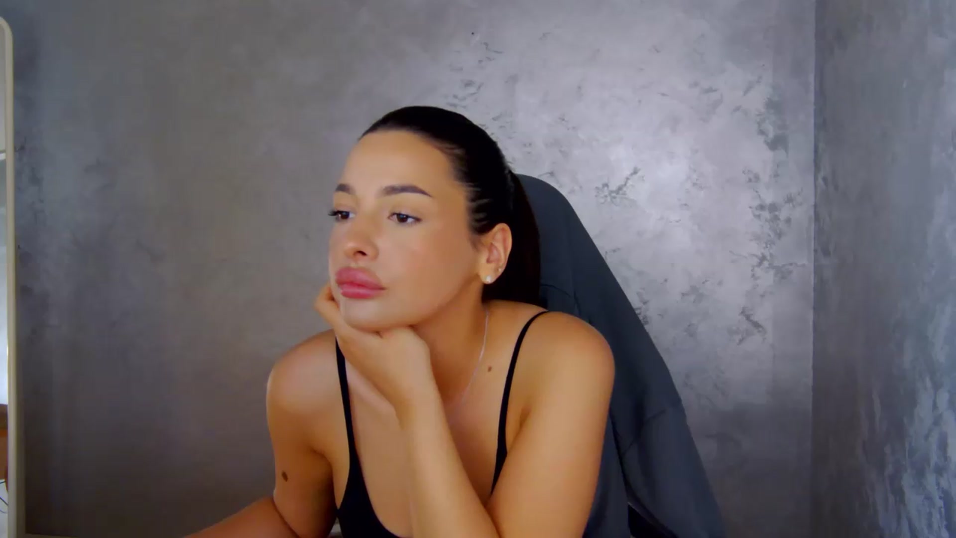 Gallery image thumbnail from meliiis_'s myfreecams stream on, 06/04/2026, 12:57 image 17 of 20