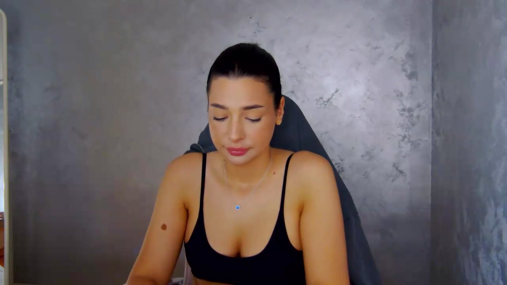 Gallery image thumbnail from meliiis_'s myfreecams stream on, 06/04/2026, 12:57 image 14 of 20