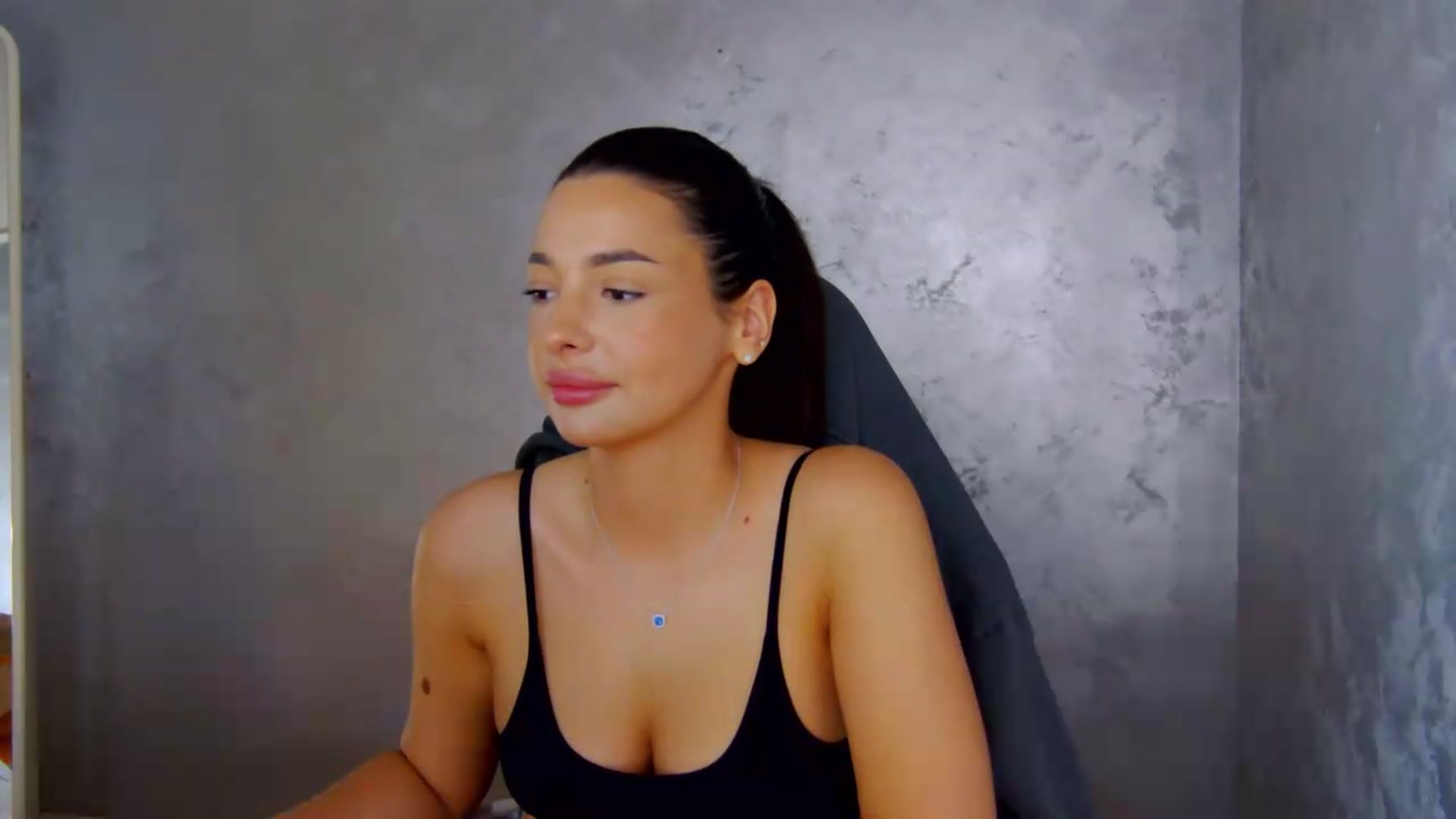 Gallery image thumbnail from meliiis_'s myfreecams stream on, 06/04/2026, 12:57 image 15 of 20
