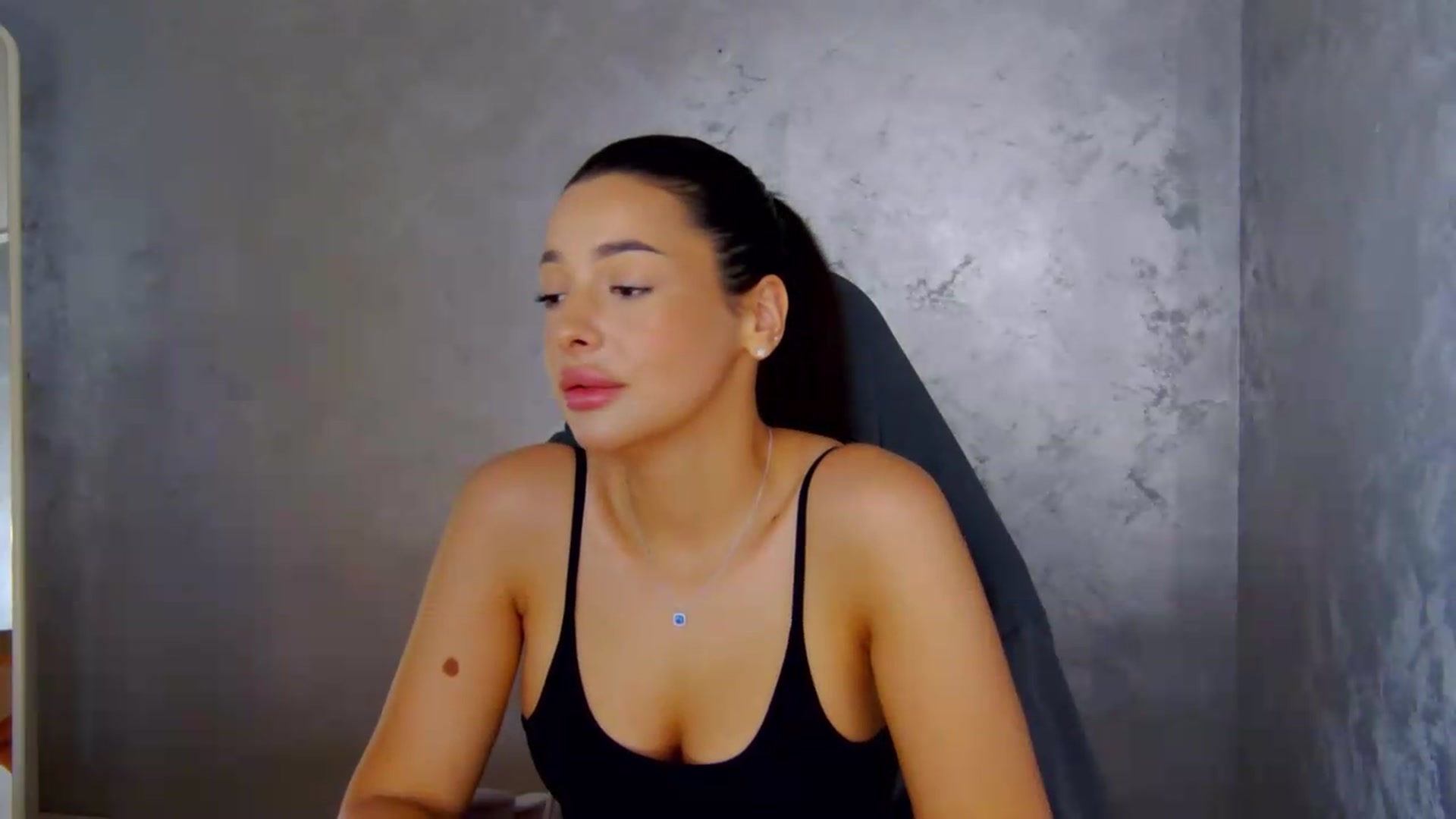 Gallery image thumbnail from meliiis_'s myfreecams stream on, 06/04/2026, 12:57 image 18 of 20
