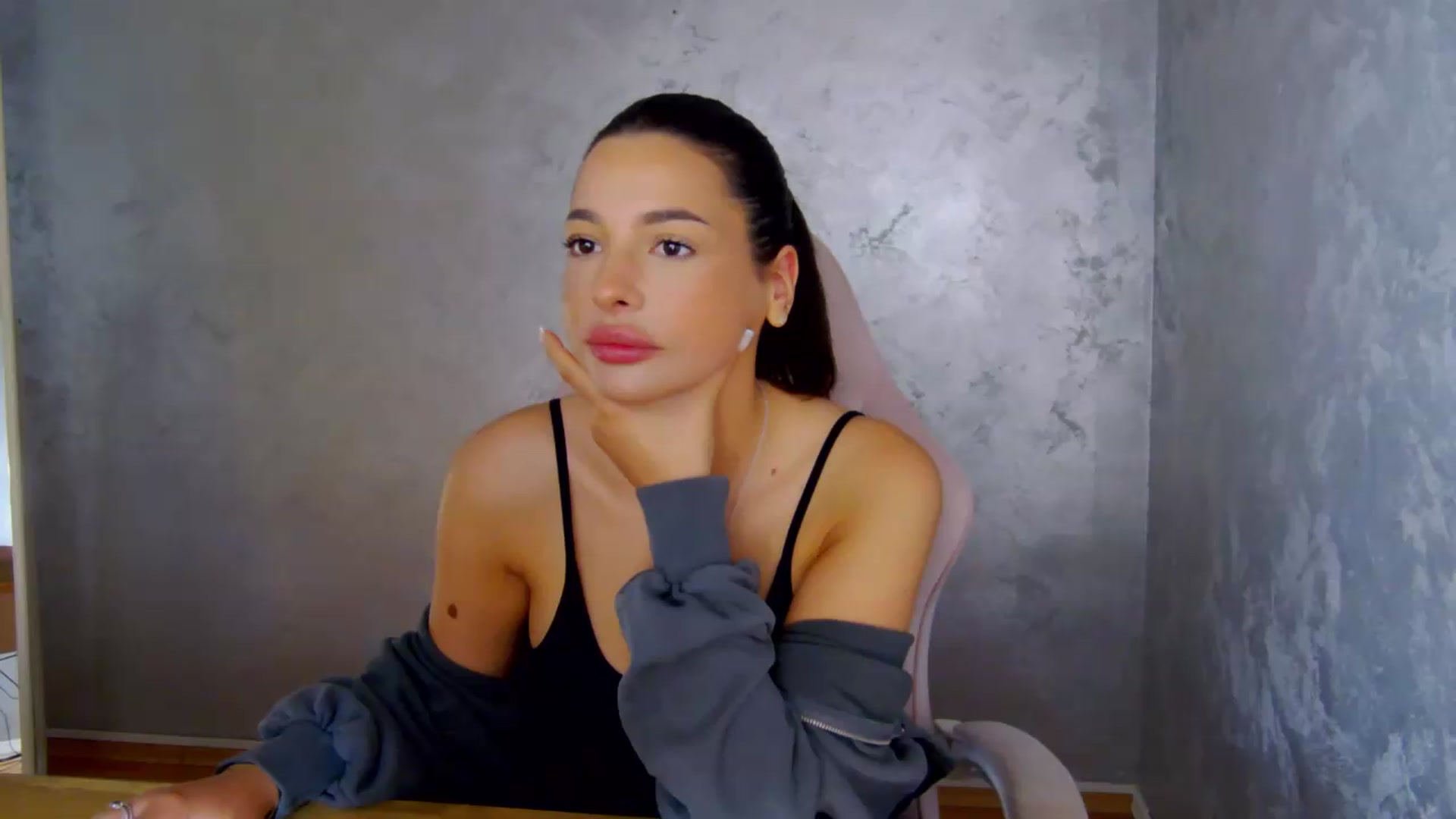 Gallery image thumbnail from meliiis_'s myfreecams stream on, 06/04/2026, 12:57 image 8 of 20
