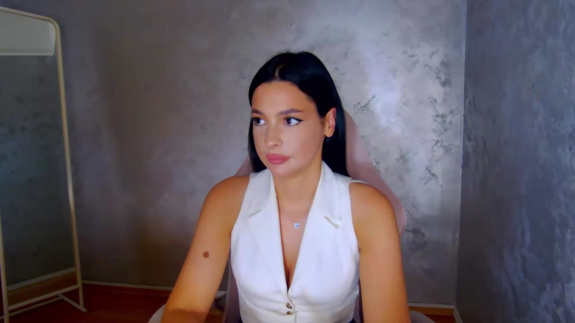 Gallery image thumbnail from meliiis_'s myfreecams stream on, 06/25/2026, 18:42 image 19 of 20