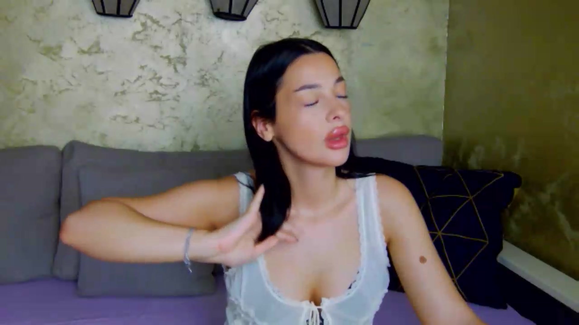 Gallery image thumbnail from meliiis_'s myfreecams stream on, 07/16/2026, 10:36 image 16 of 20