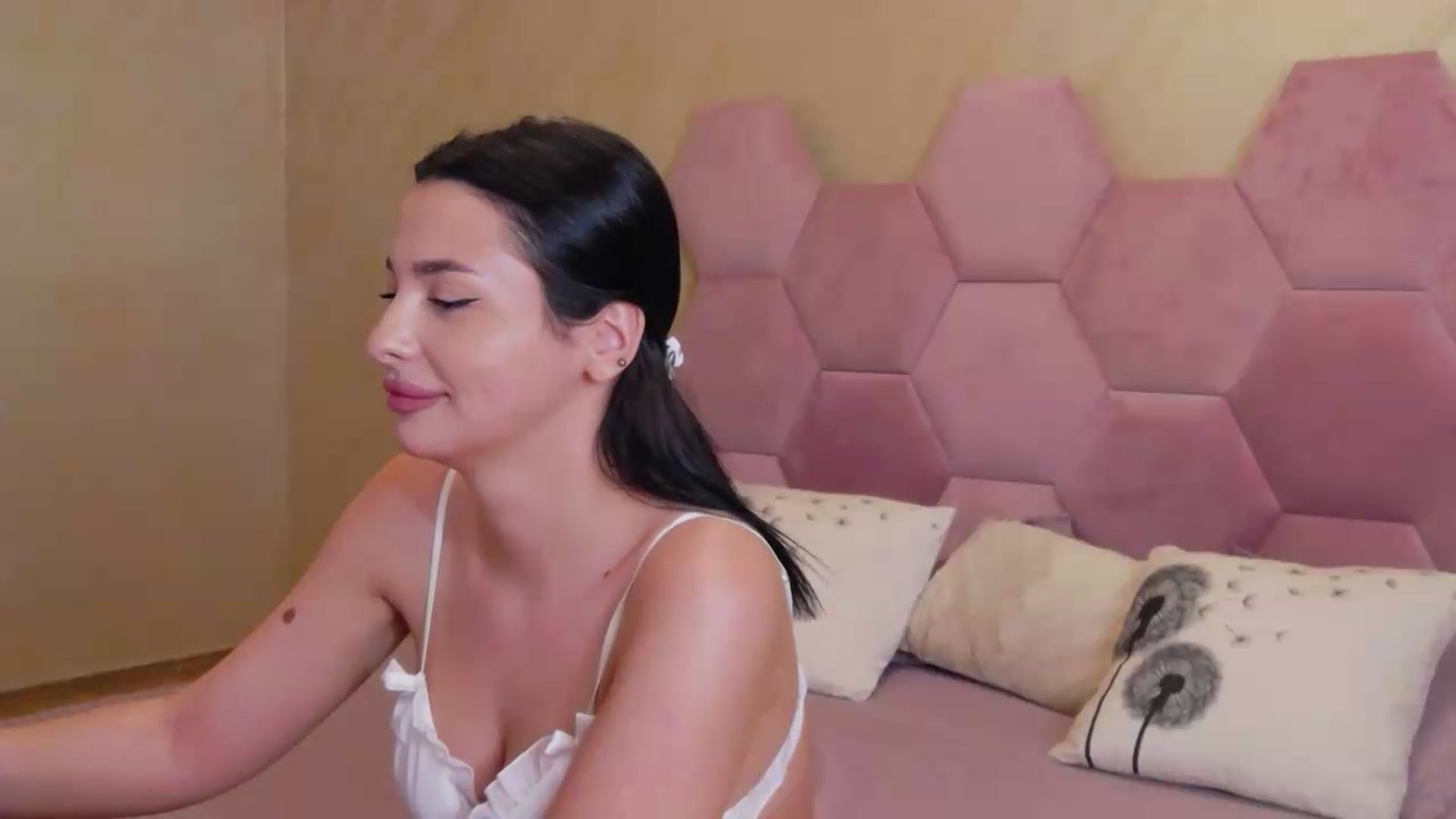 Gallery image thumbnail from meliiis_'s myfreecams stream on, 08/05/2026, 17:58 image 15 of 20