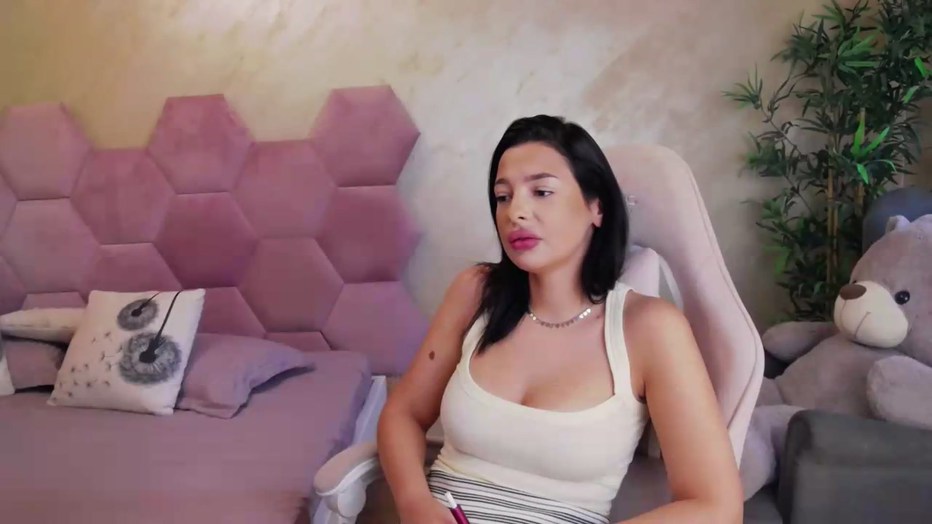 Gallery image thumbnail from meliiis_'s myfreecams stream on, 08/19/2026, 07:01 image 6 of 20