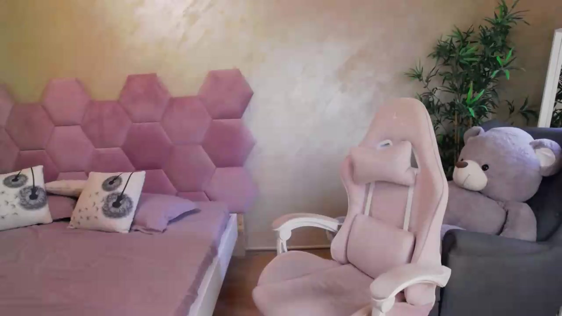 Gallery image thumbnail from meliiis_'s myfreecams stream on, 08/19/2026, 07:01 image 11 of 20