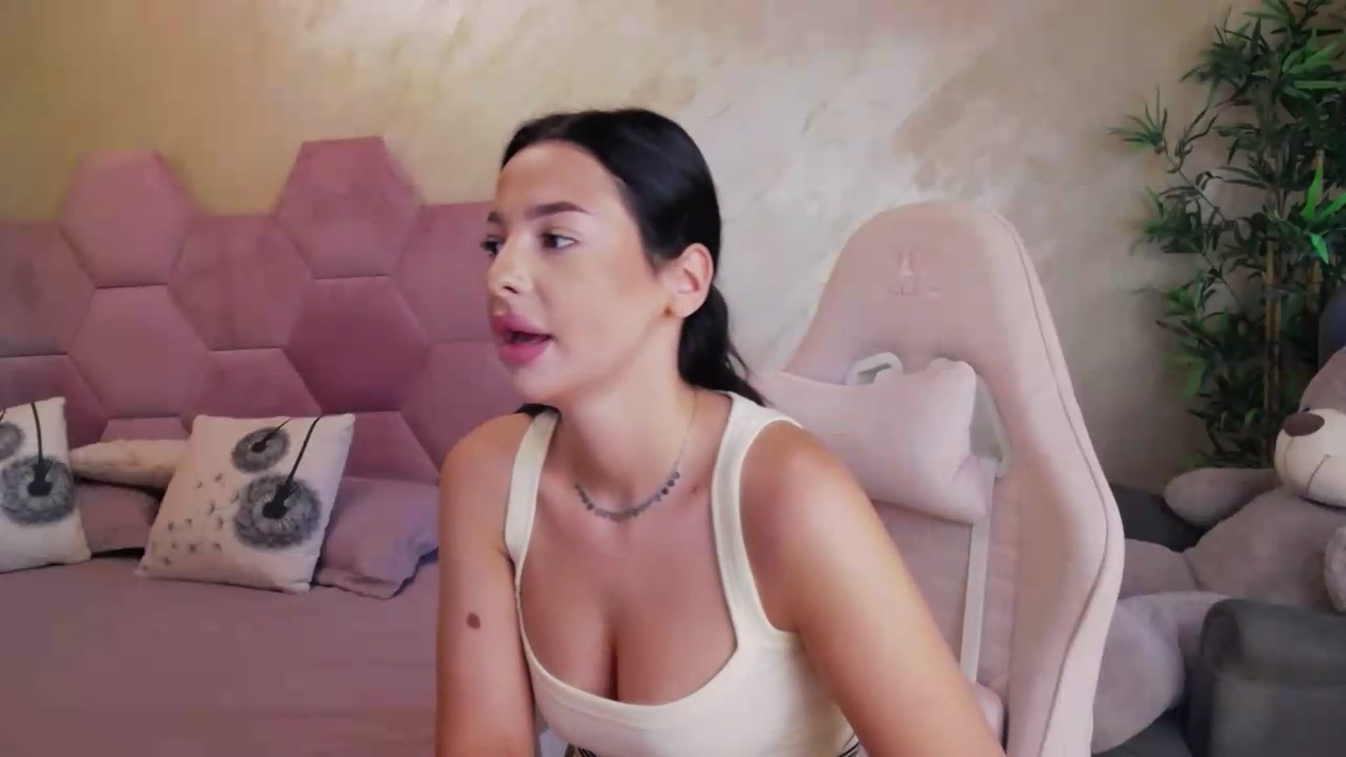 Gallery image thumbnail from meliiis_'s myfreecams stream on, 08/19/2026, 07:01 image 4 of 20