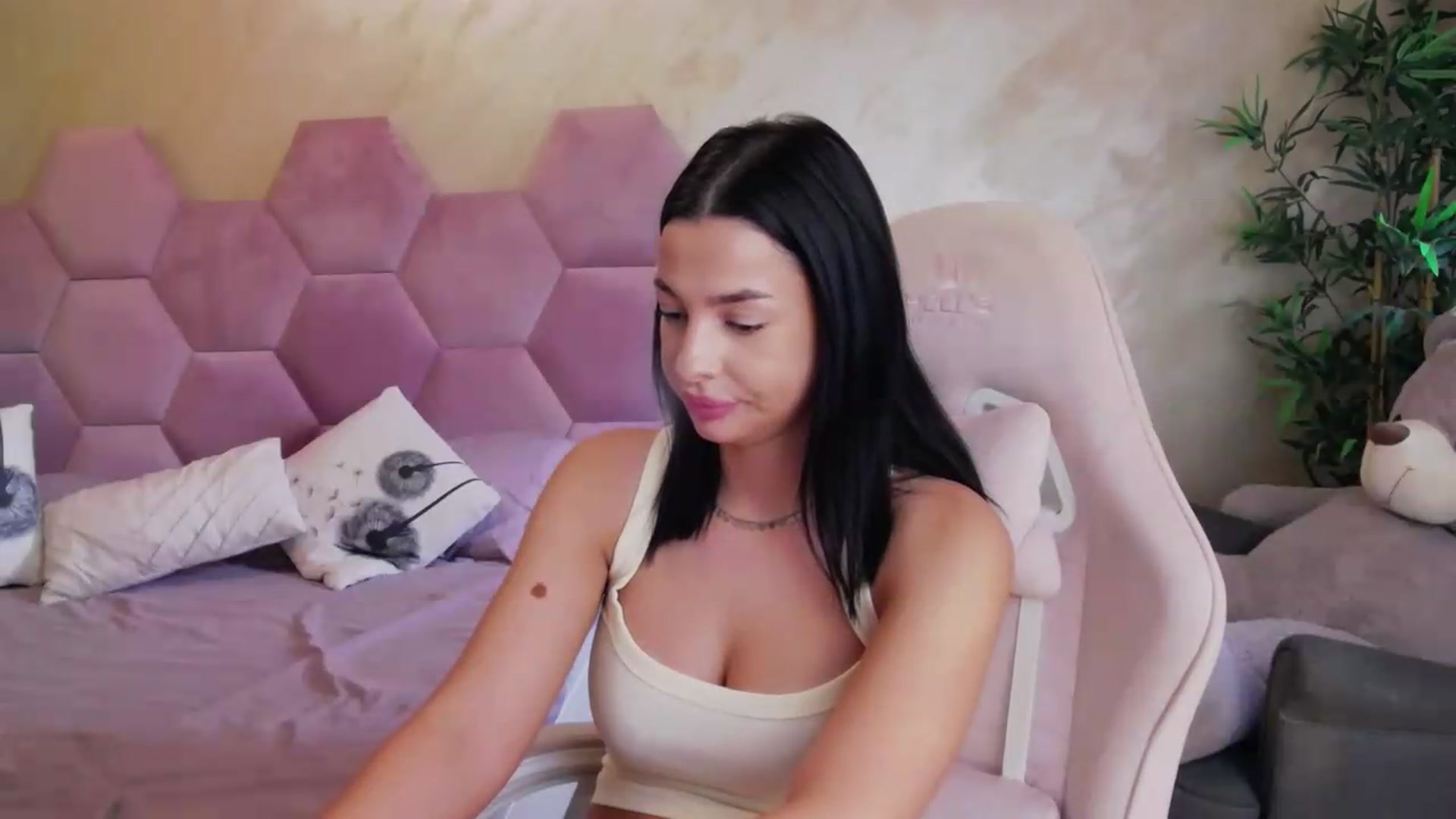 Gallery image thumbnail from meliiis_'s myfreecams stream on, 08/19/2026, 11:02 image 11 of 20