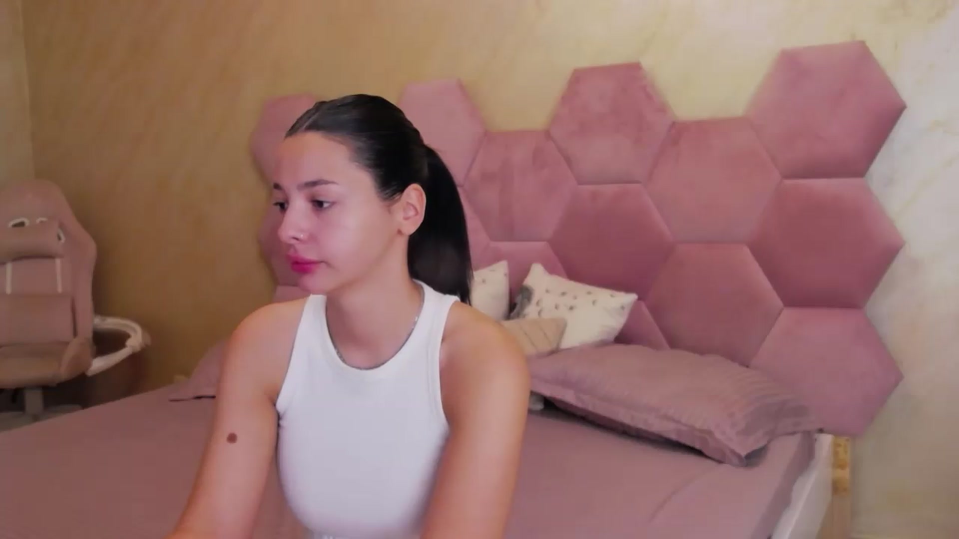Gallery image thumbnail from meliiis_'s myfreecams stream on, 08/20/2026, 07:51 image 8 of 20