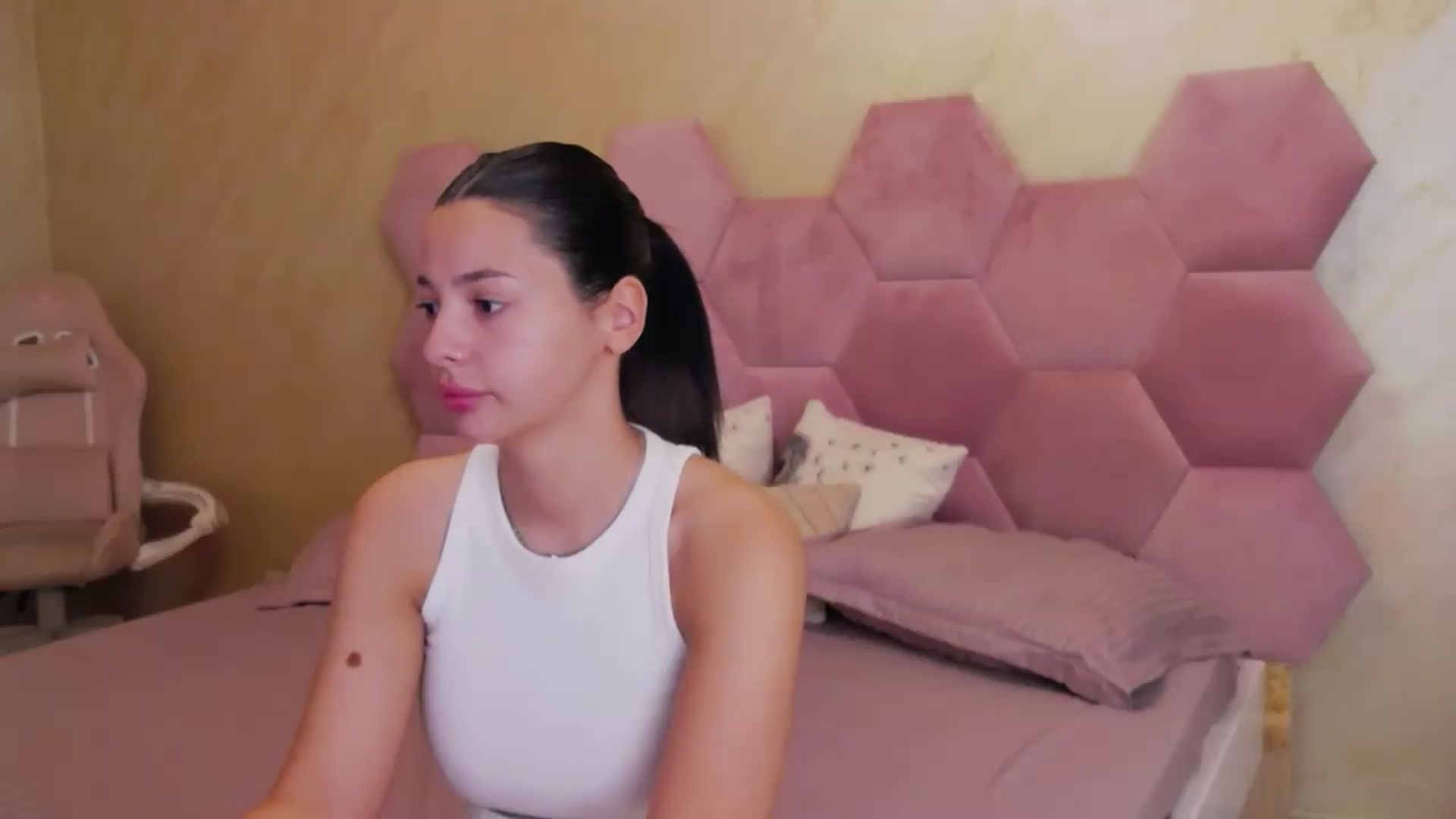 Gallery image thumbnail from meliiis_'s myfreecams stream on, 08/20/2026, 07:51 image 9 of 20