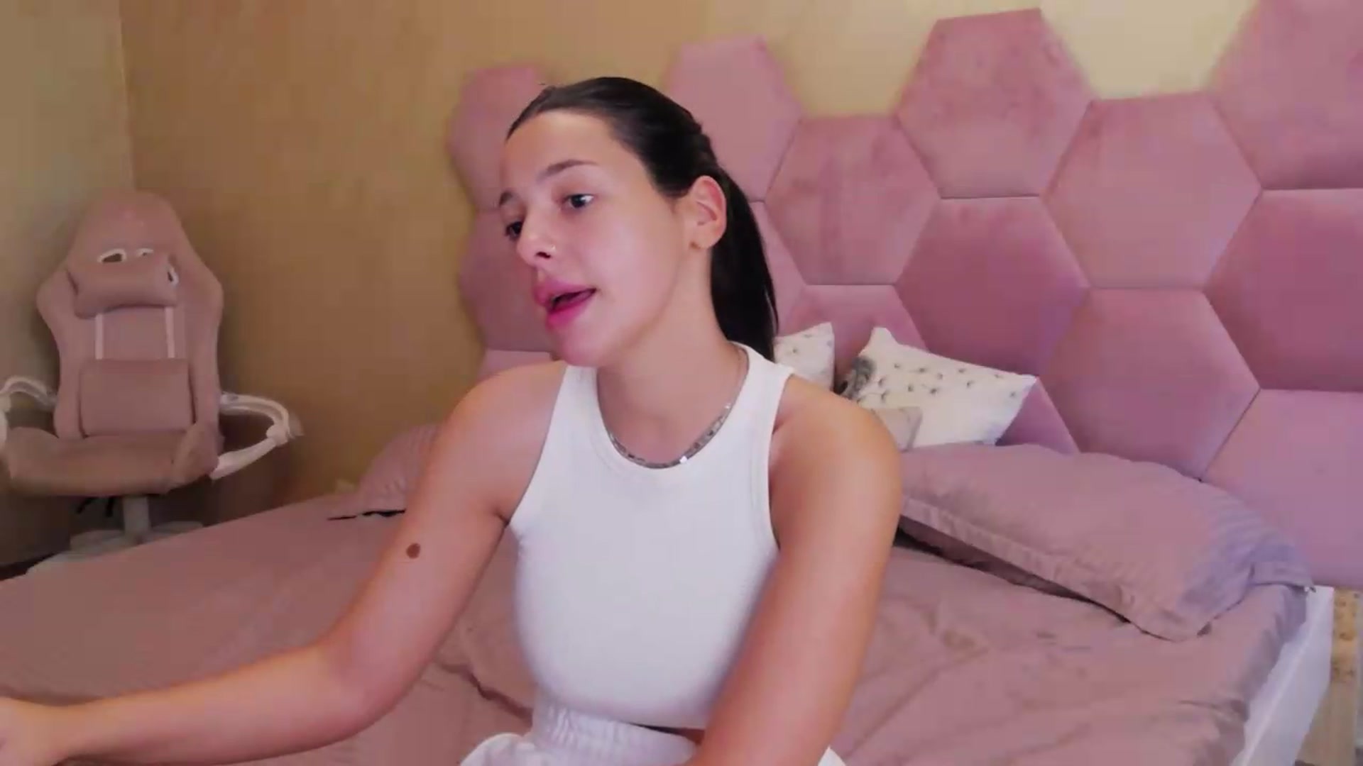 Gallery image thumbnail from meliiis_'s myfreecams stream on, 08/20/2026, 10:24 image 15 of 20