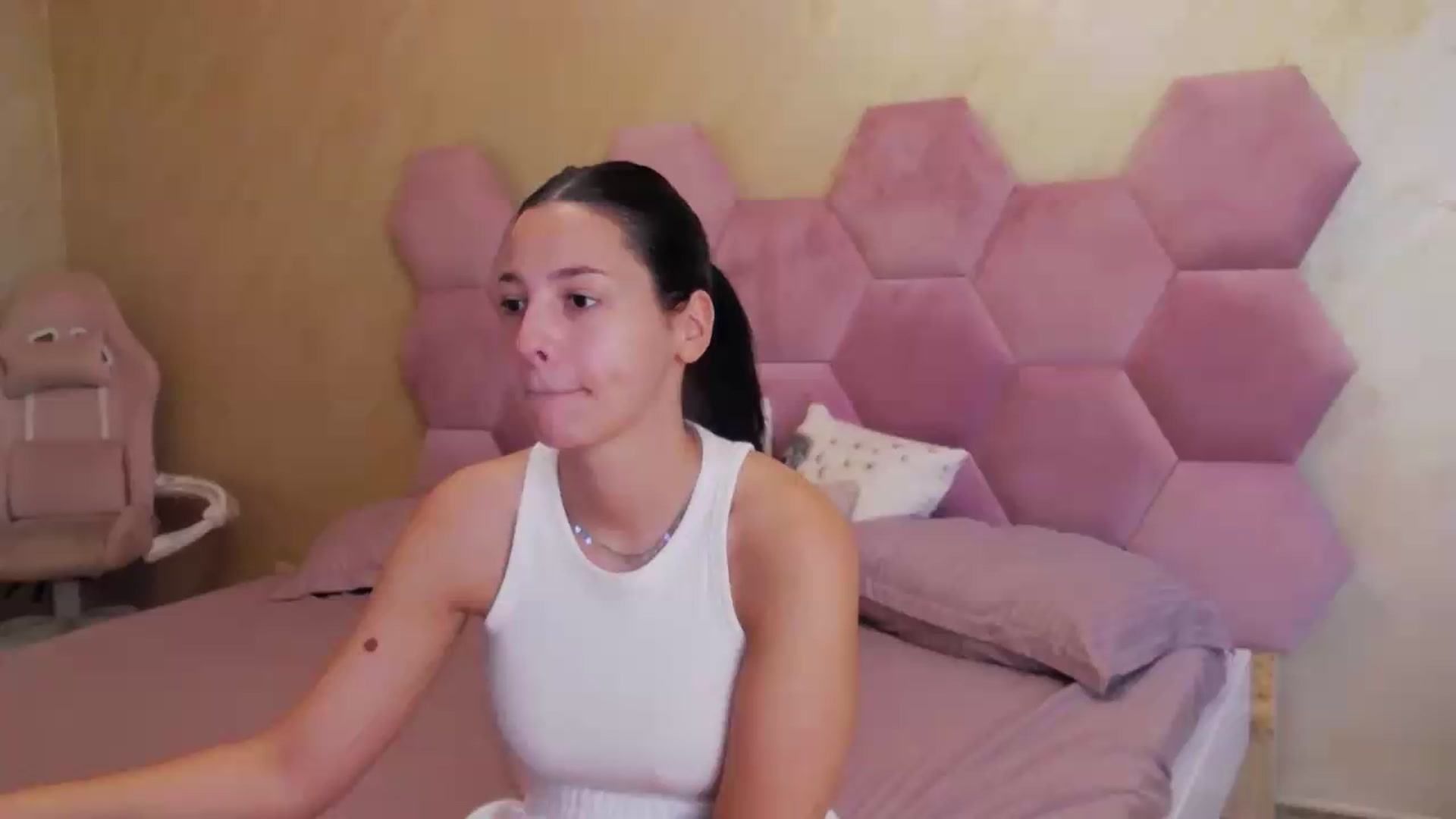 Gallery image thumbnail from meliiis_'s myfreecams stream on, 08/20/2026, 10:24 image 2 of 20