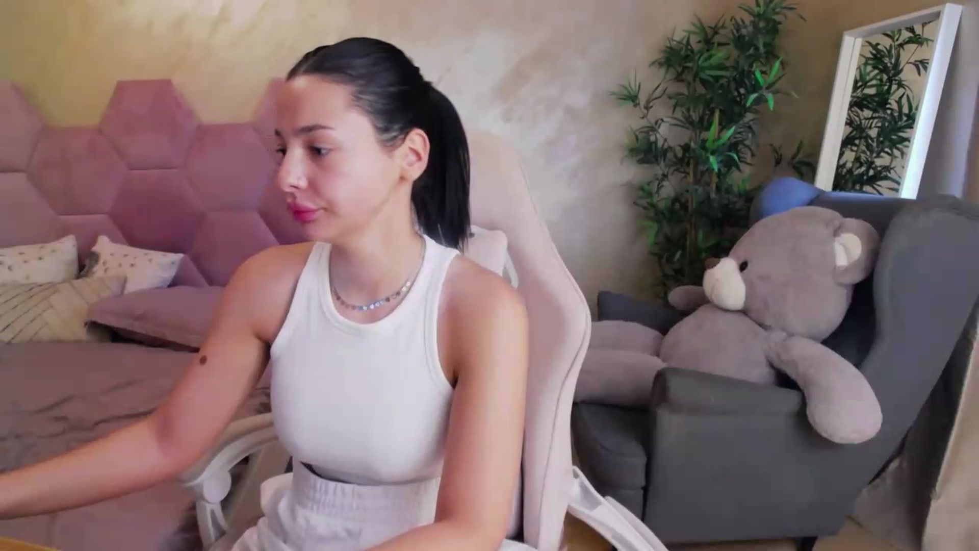 Gallery image thumbnail from meliiis_'s myfreecams stream on, 08/20/2026, 13:51 image 4 of 20