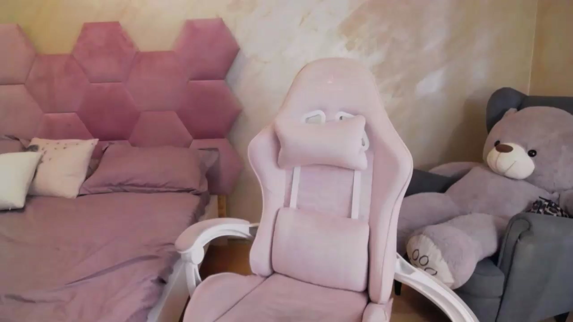 Gallery image thumbnail from meliiis_'s myfreecams stream on, 08/21/2026, 07:00 image 8 of 20
