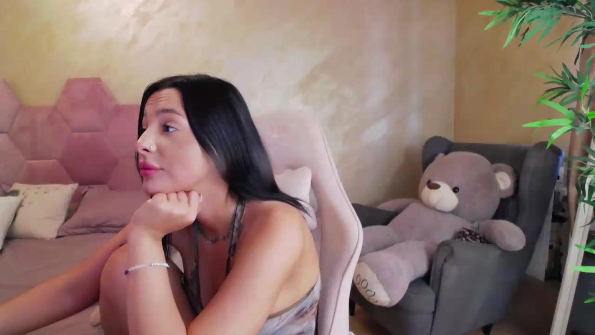 Gallery image thumbnail from meliiis_'s myfreecams stream on, 08/21/2026, 09:17 image 9 of 20