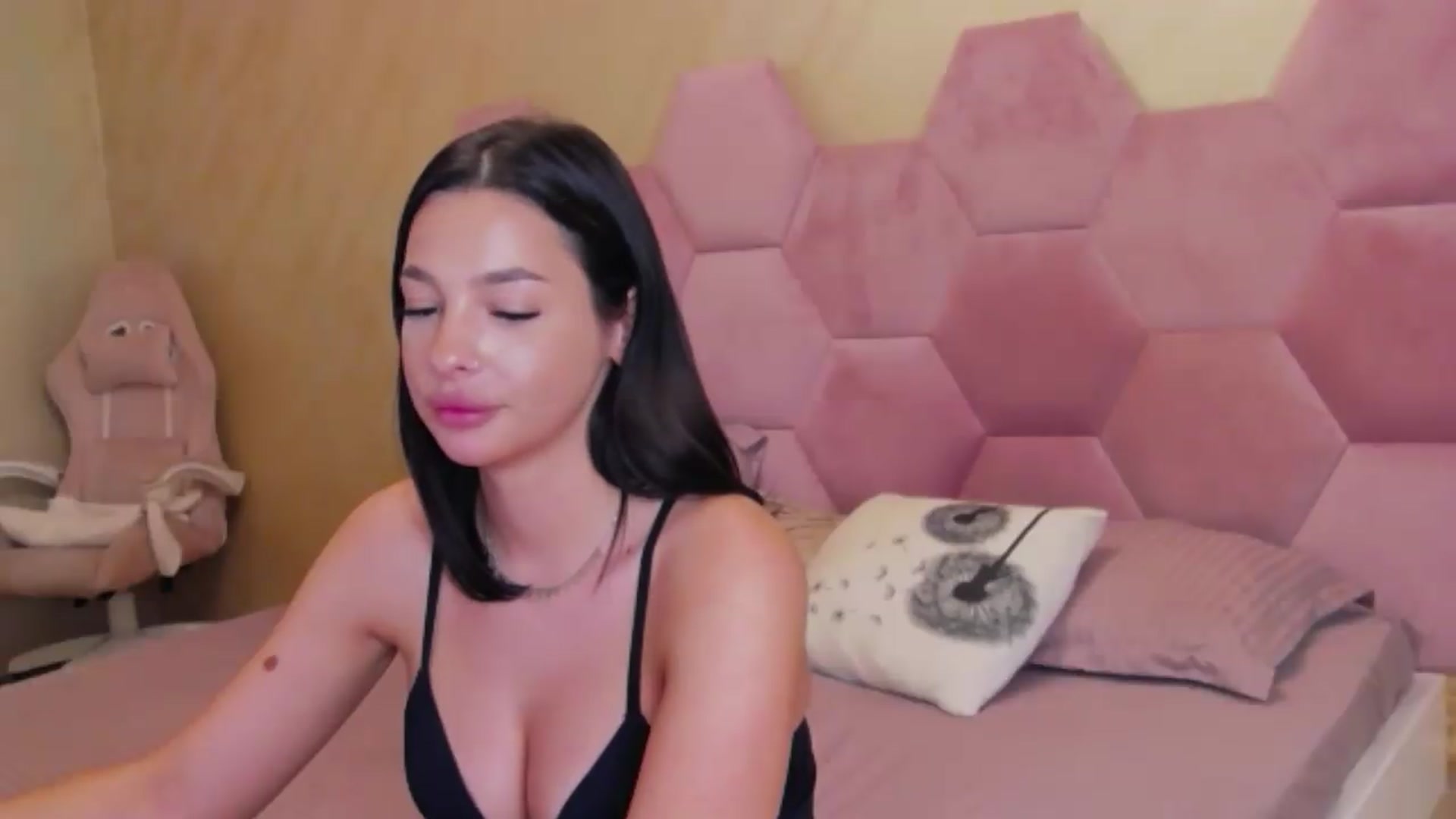 Gallery image thumbnail from meliiis_'s myfreecams stream on, 08/26/2026, 18:21 image 4 of 20